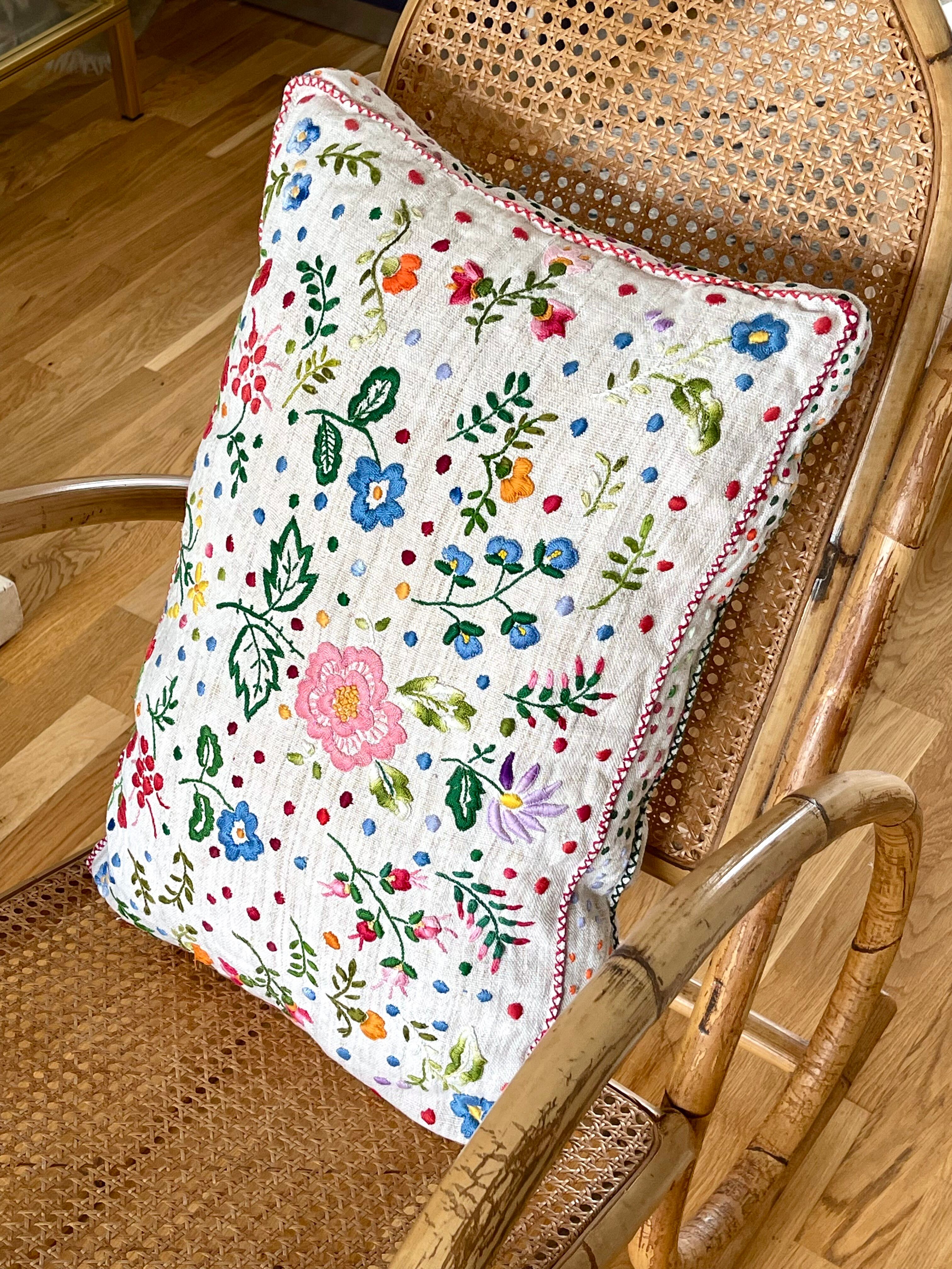 Cushion in hand-embroidered hemp.
