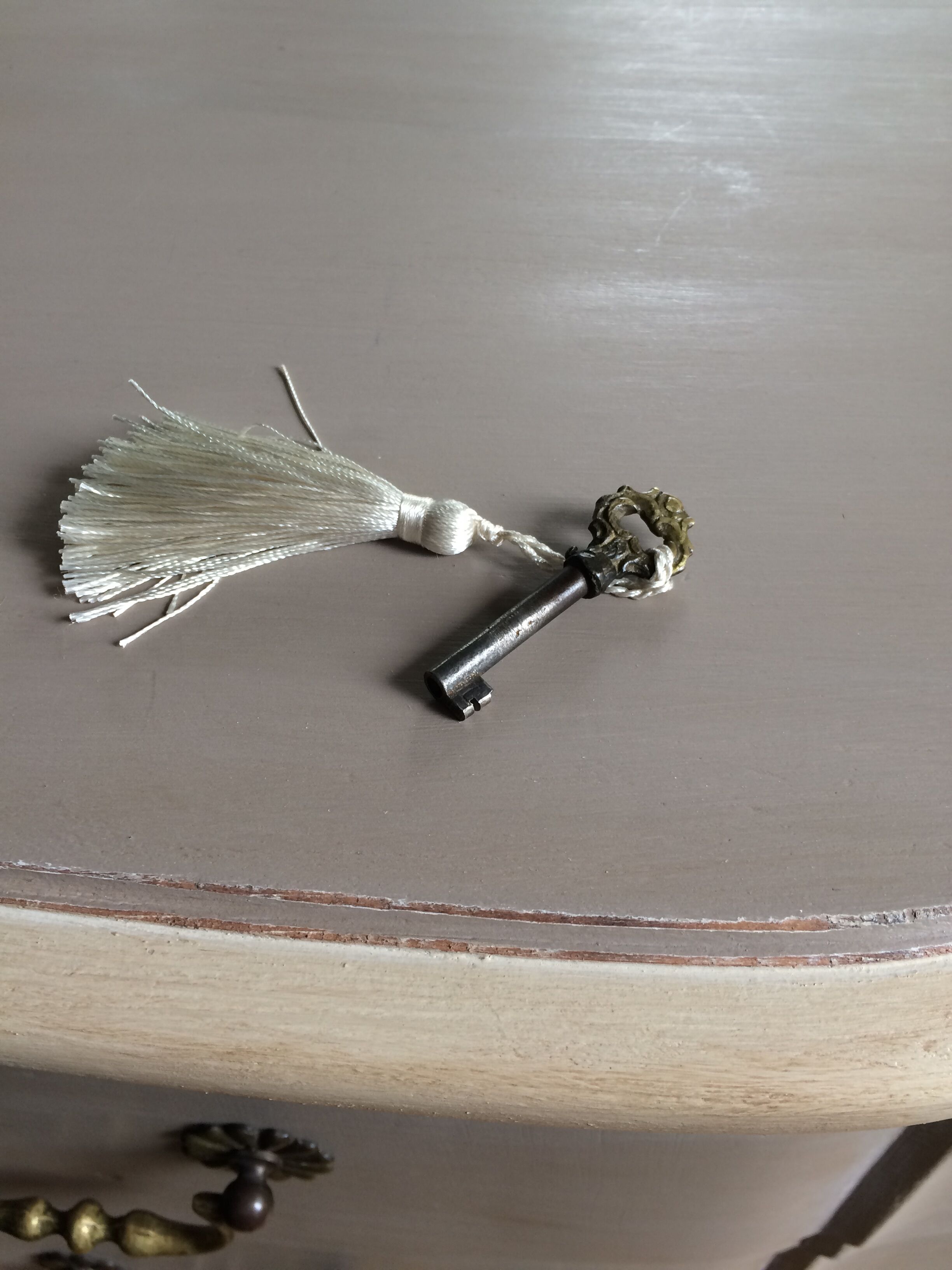 Patinated crossbow commode