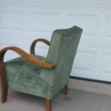 Set of 2 green Art Deco velvet armchairs, curved wooden frame, 1920s.