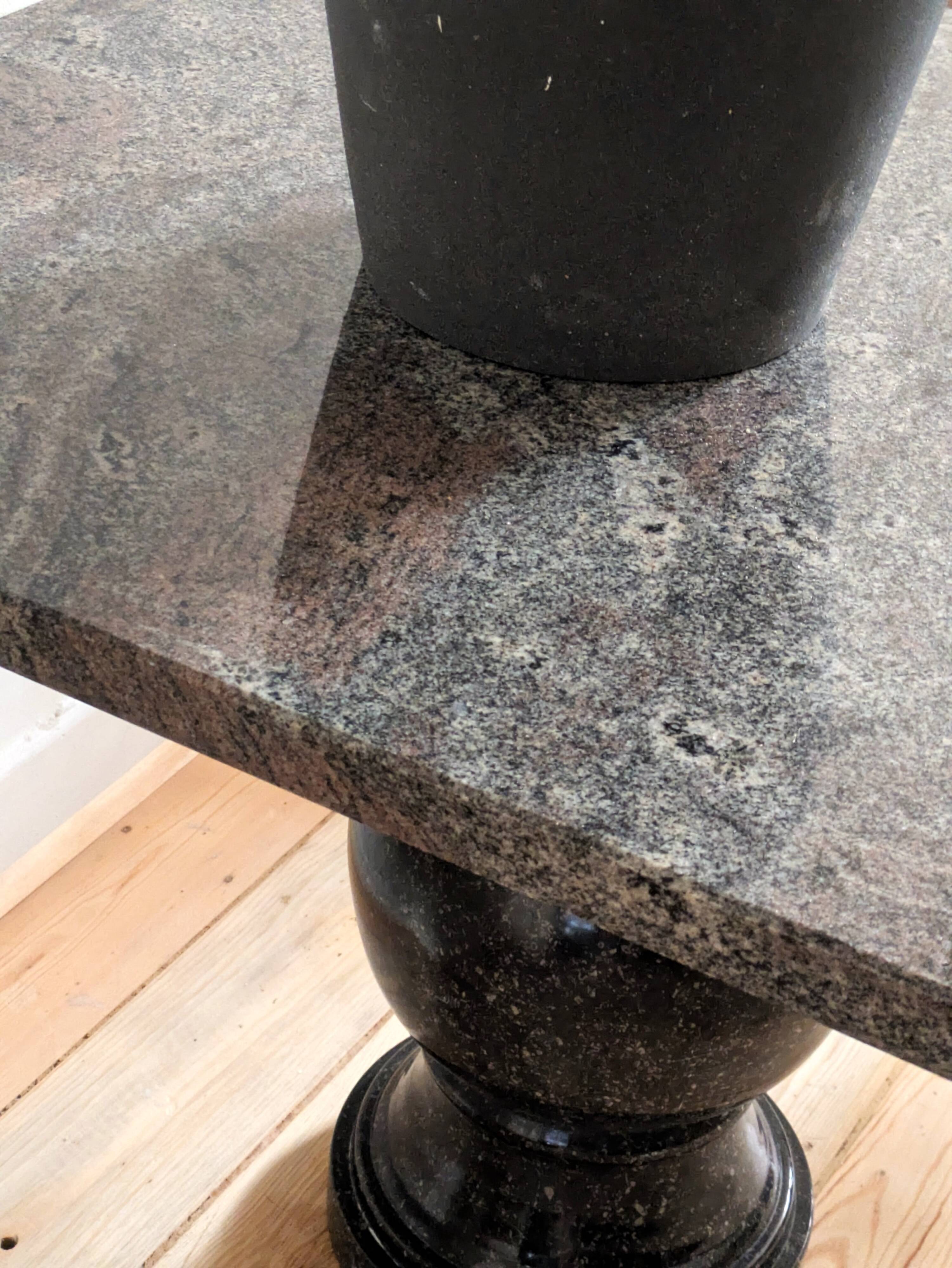 Table d'angle en granit