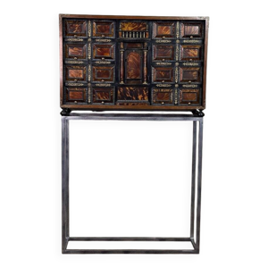 Cabinet en bois noirci