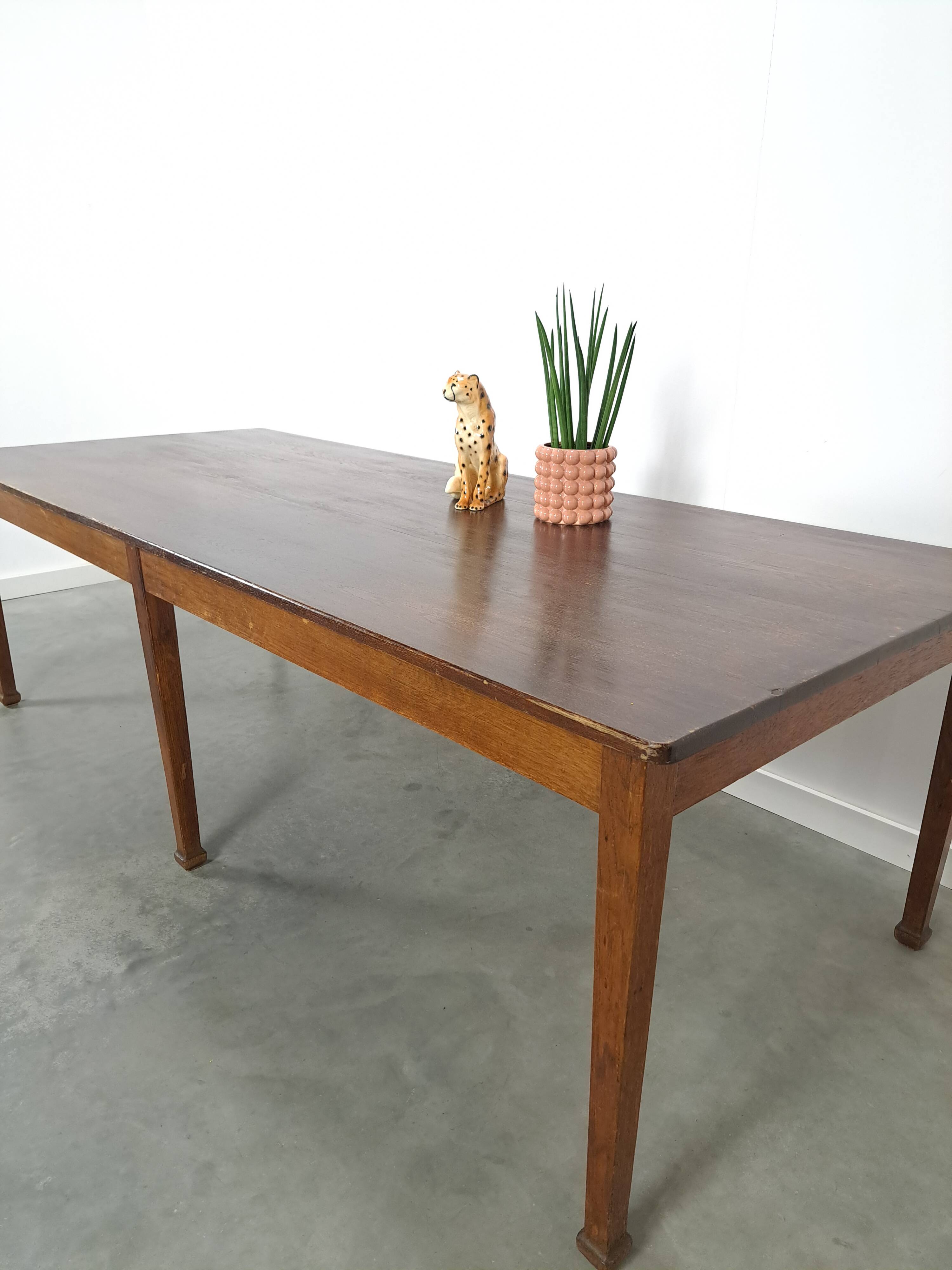 Grande table de salle à manger en bois