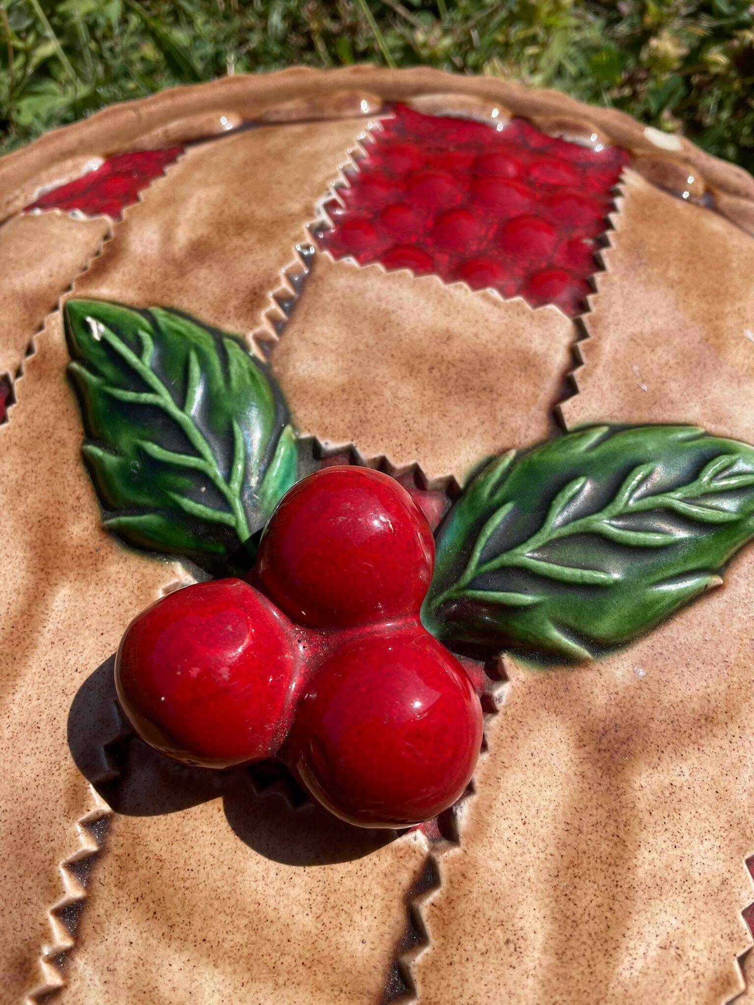 Trompe-l'oeil cherry pie dish