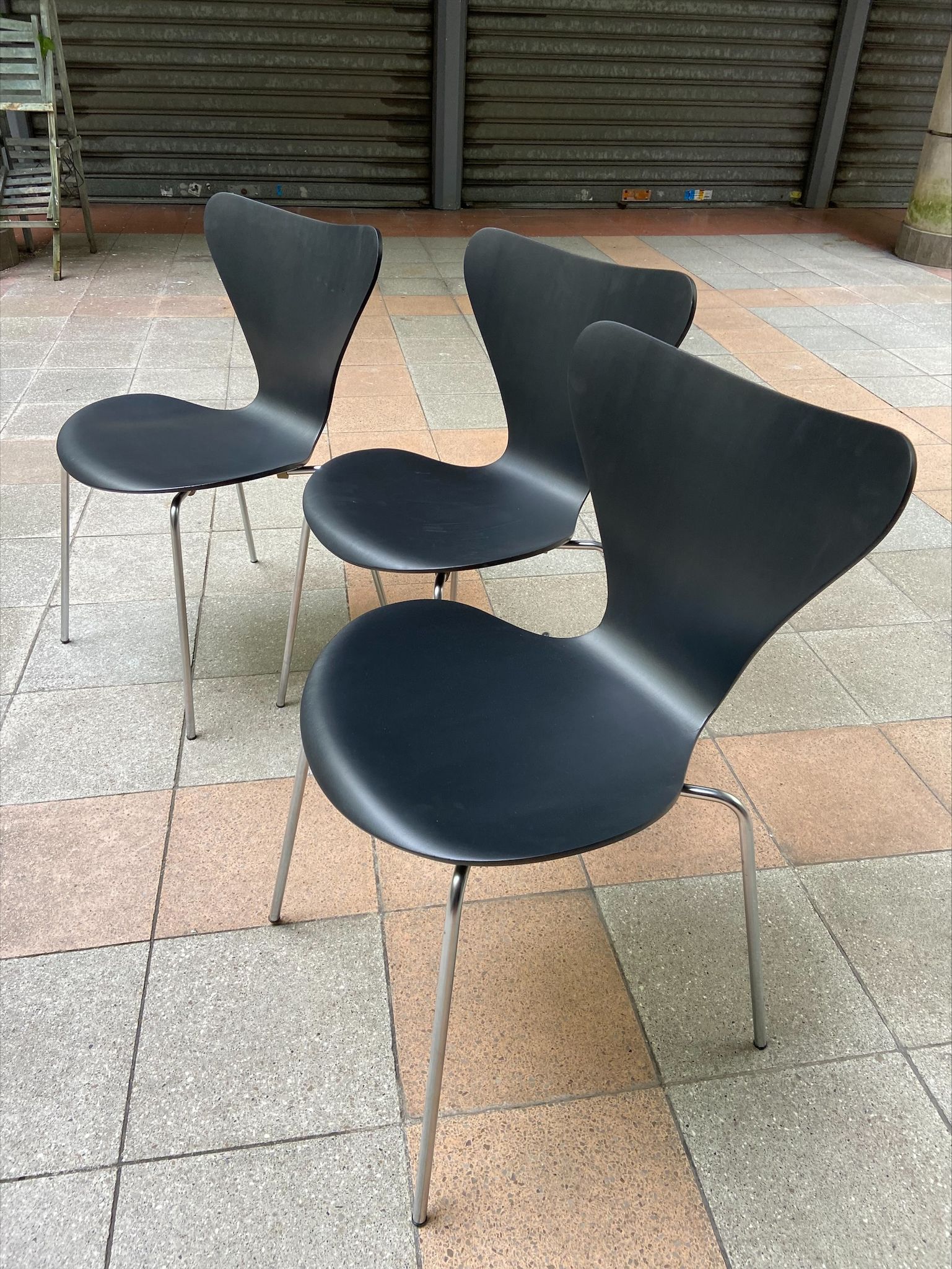 Set de 3 chaises modèle "3107" dites "série 7" d'Arne Jacobsen