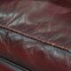 Fauteuil à oreilles en cuir de vachette rouge bordeaux de style anglais