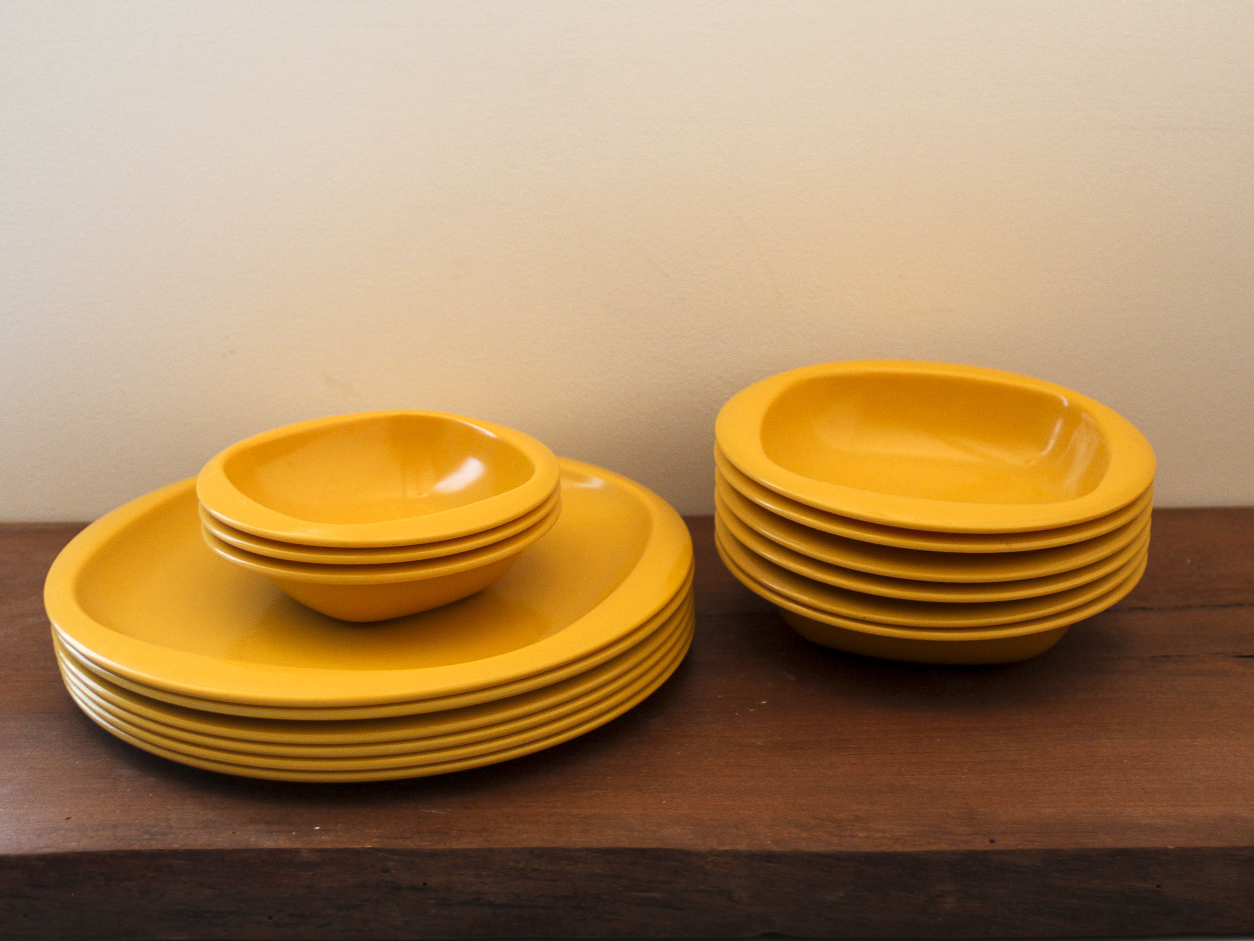 Service of vintage orange plastic plates 70s