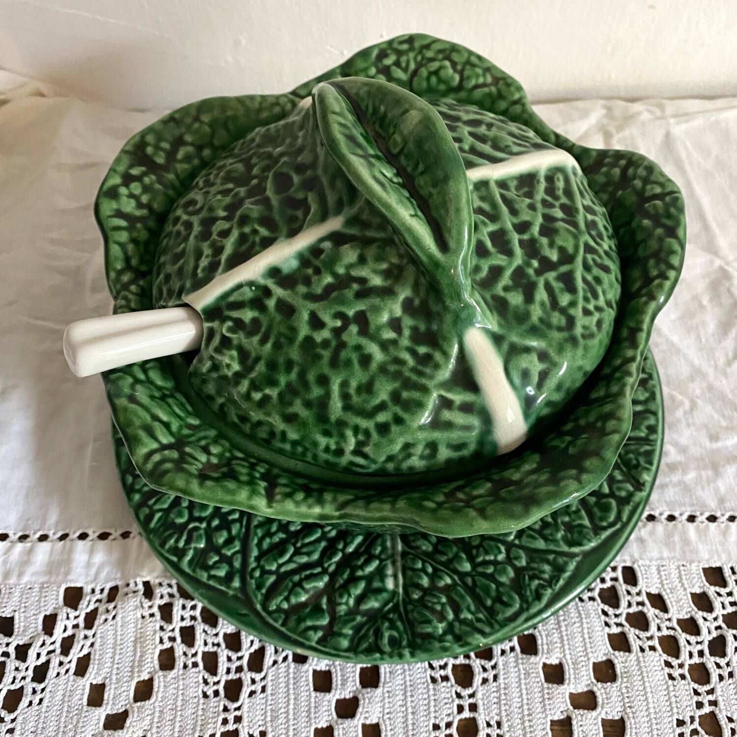 Soupière et plat en barbotine chou