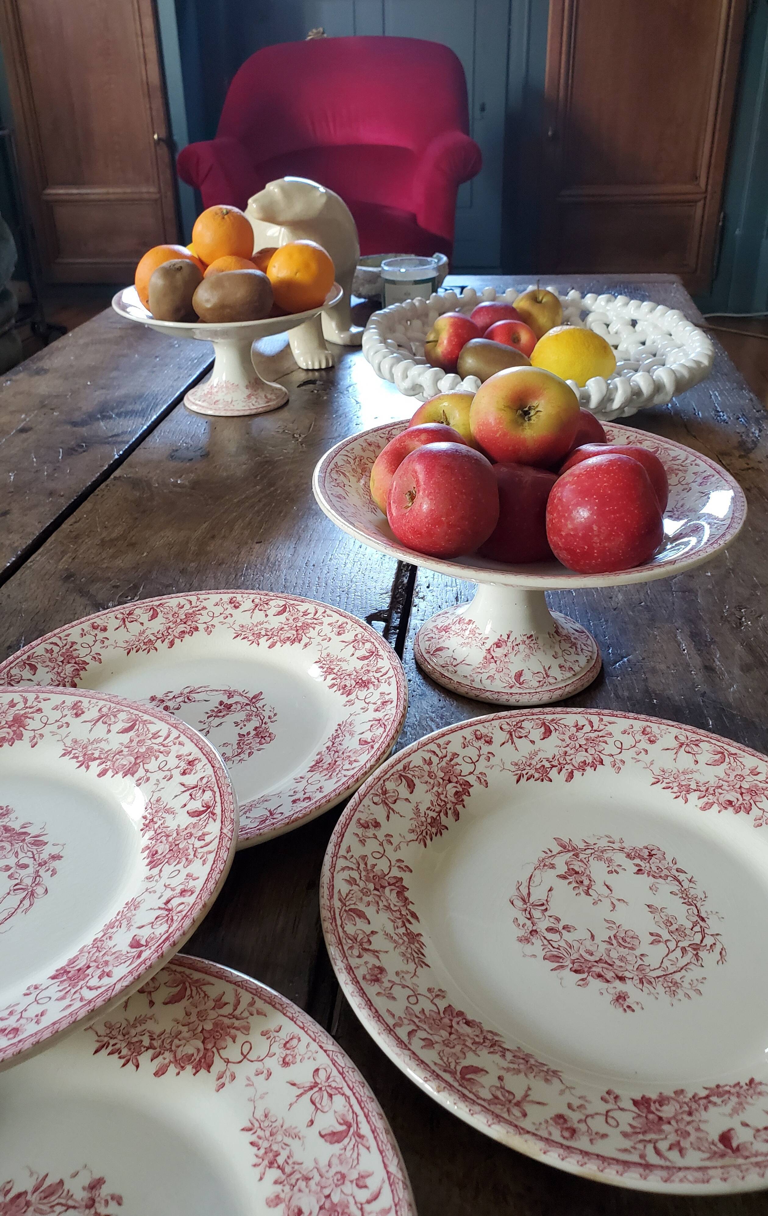 Gien ceramic flat plates. Collection "Bouquets de roses"