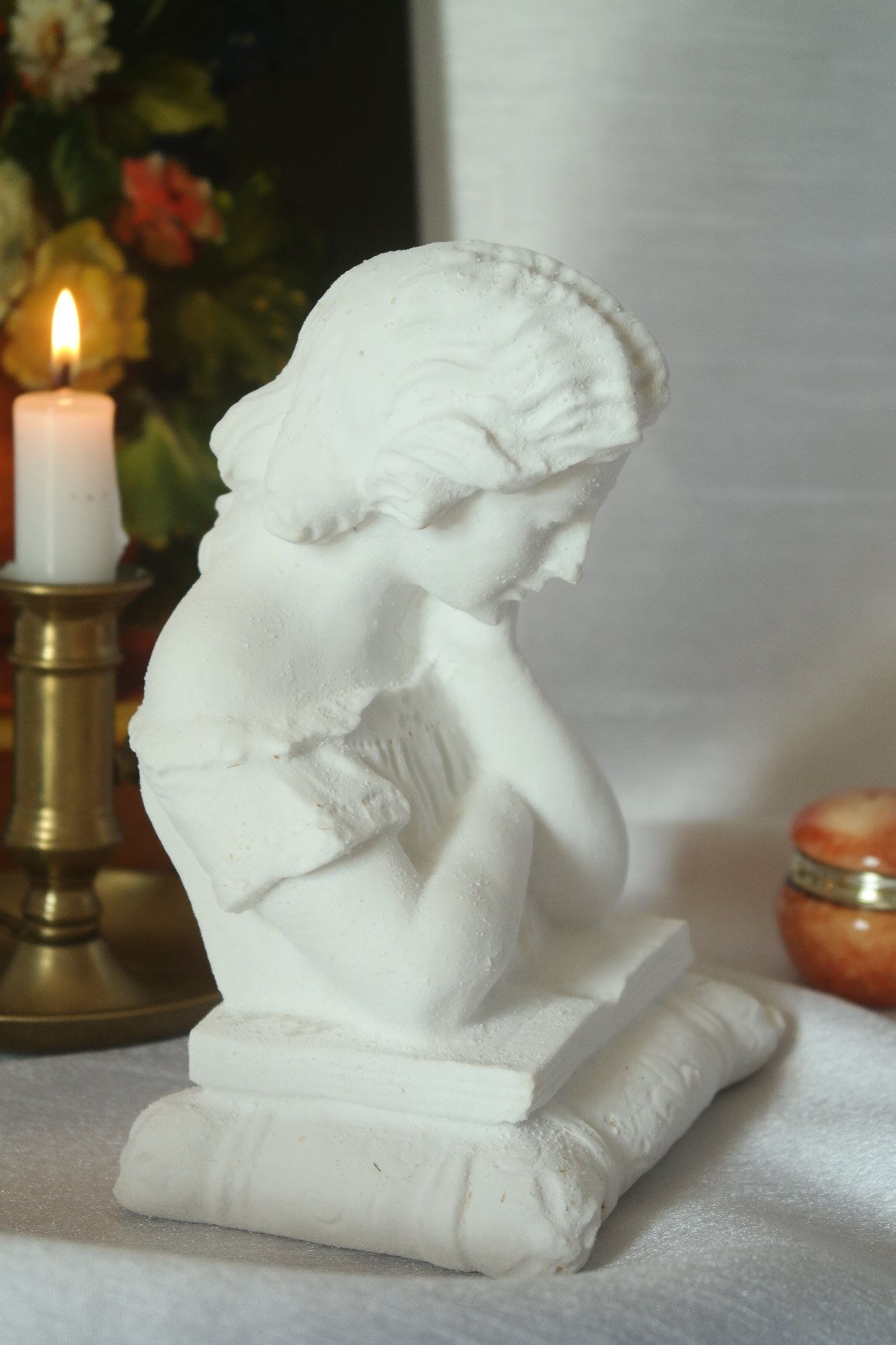 Limestone bust young girl who reads