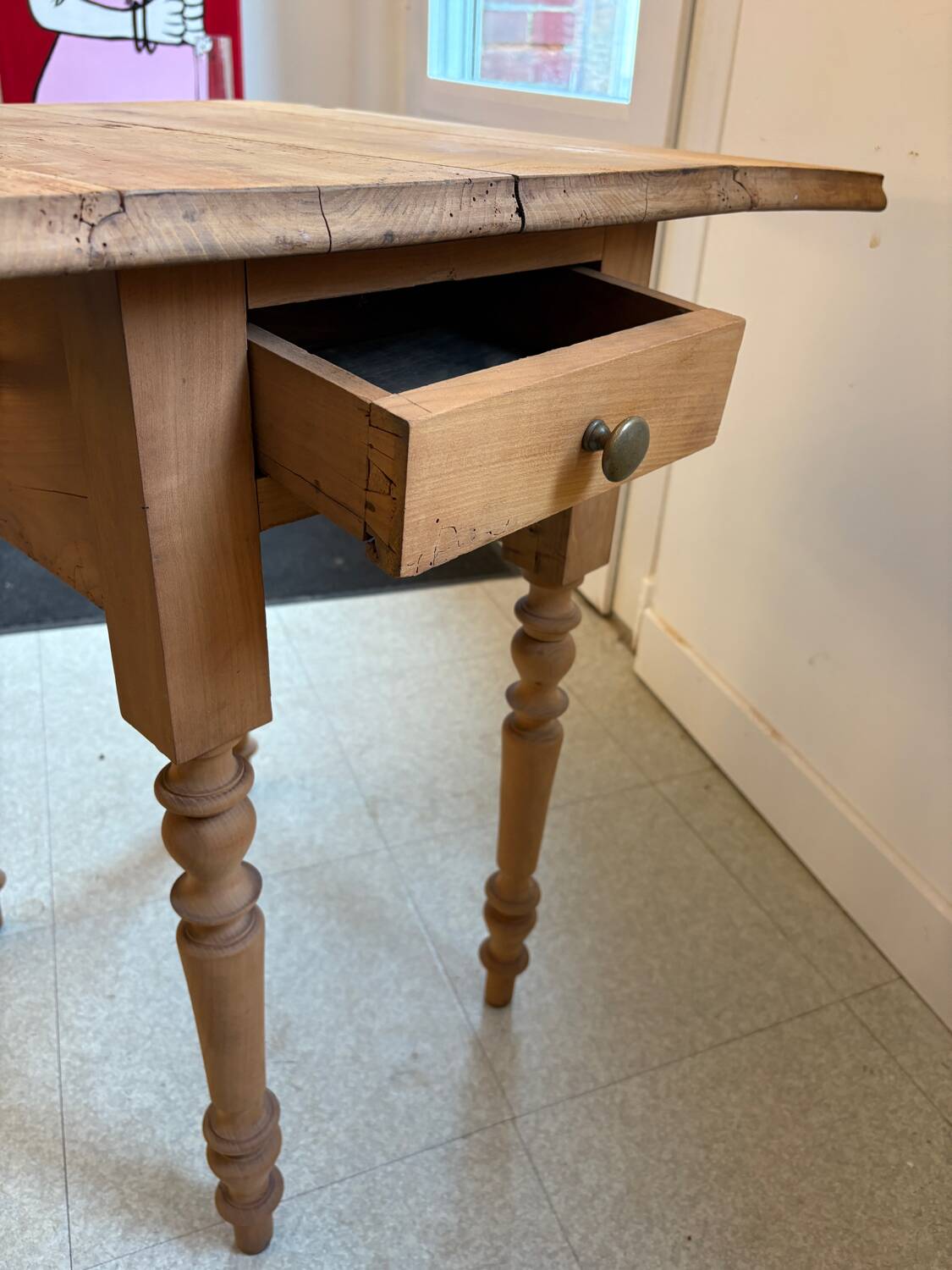 Dressing table with flaps, sandblasted.