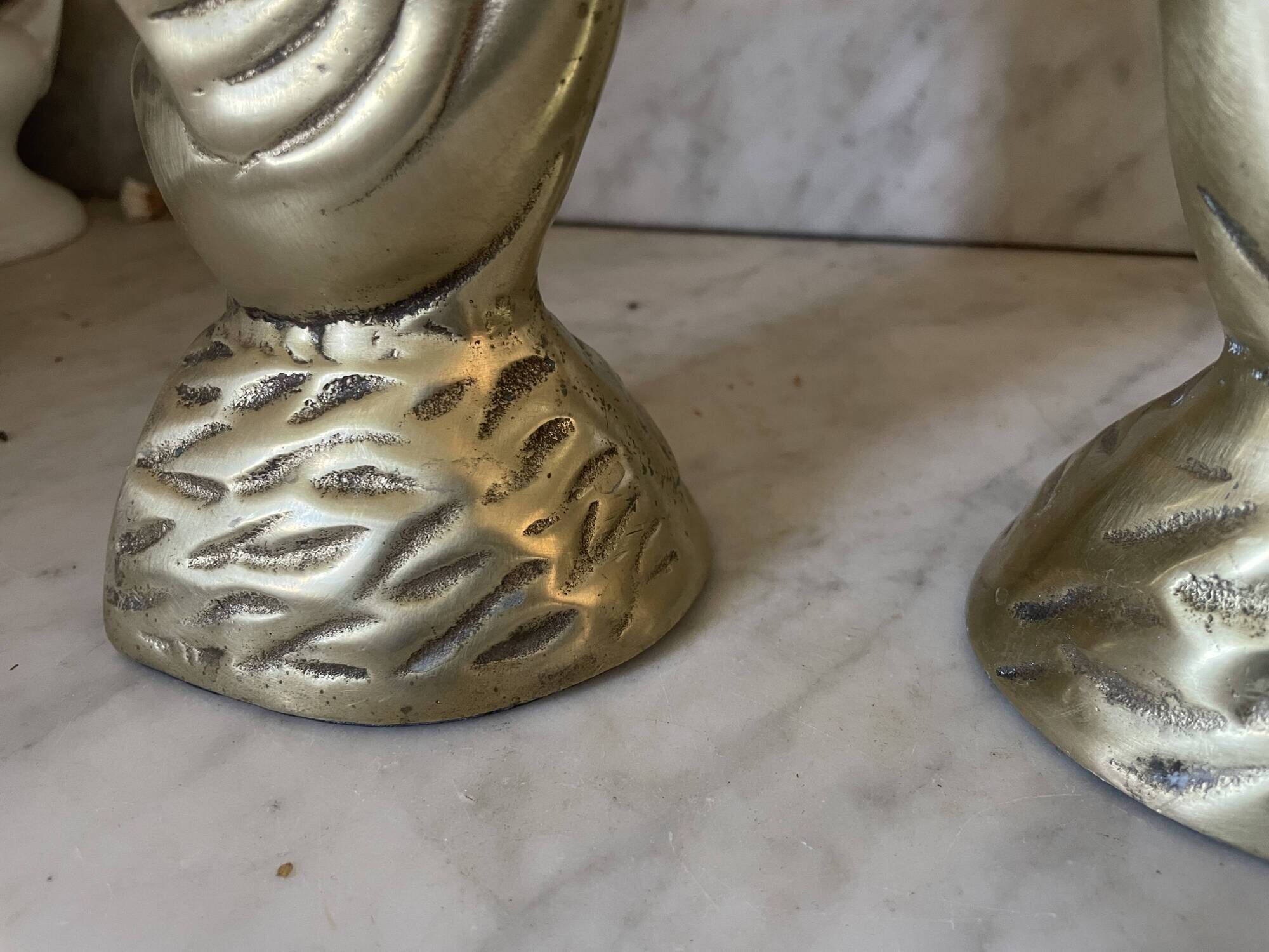 Pair of brass bookends, sculptural swans in Art Nouveau style.