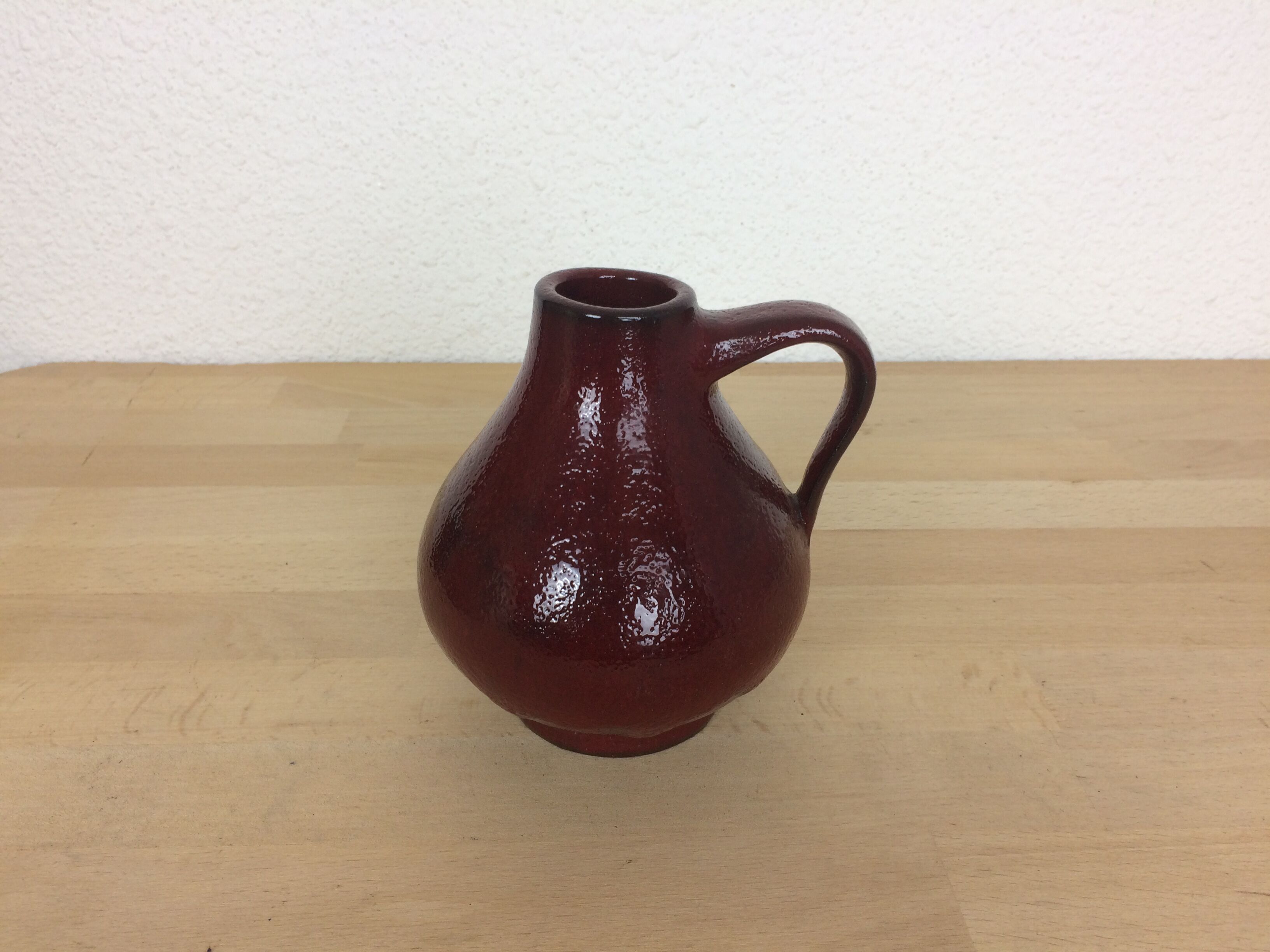 Vase en céramique rouge avec anse