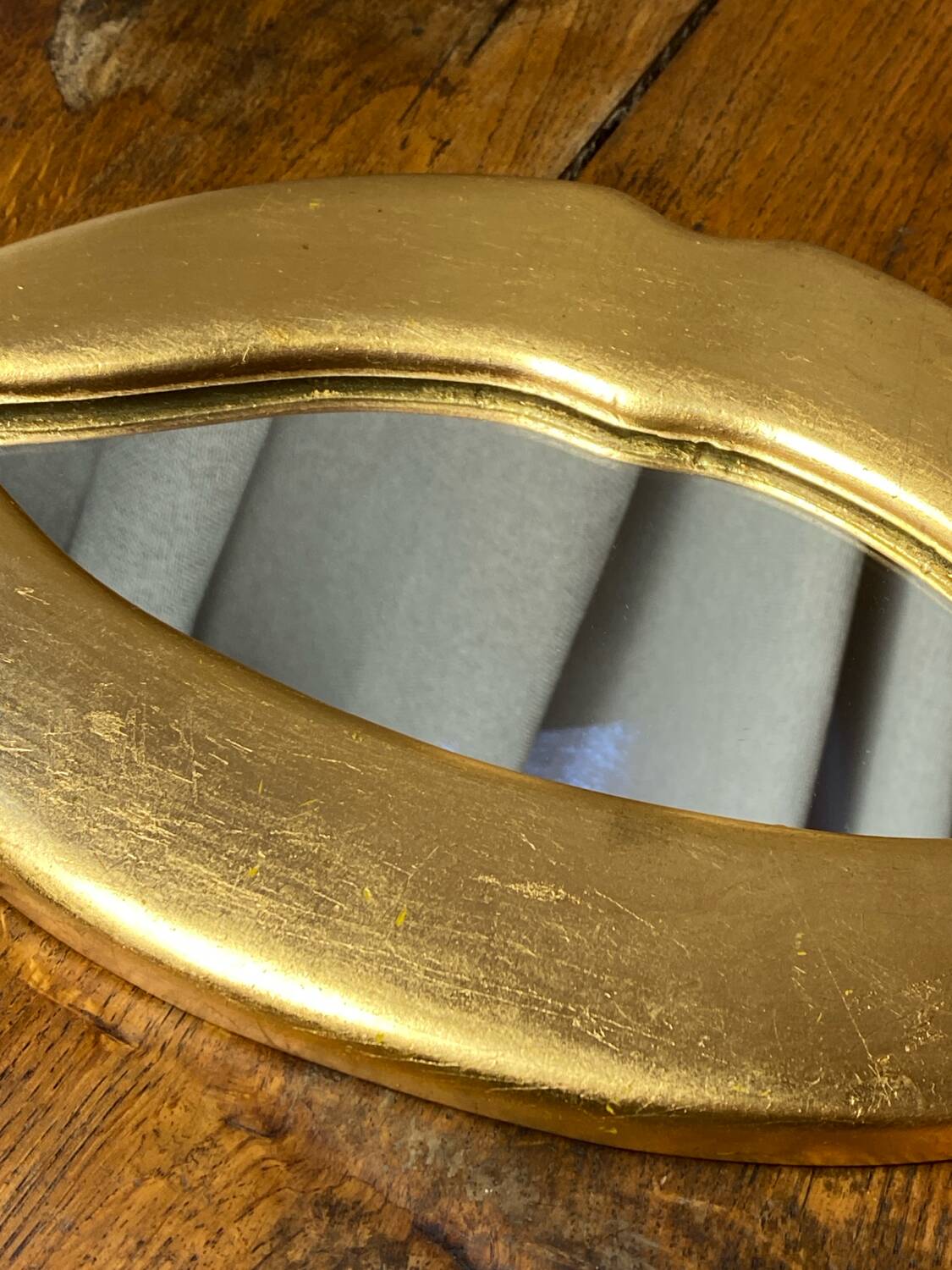 “Lips” mirror in plaster gilded with gold leaf