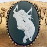 Miroir doré incrusté d'un bijou camée