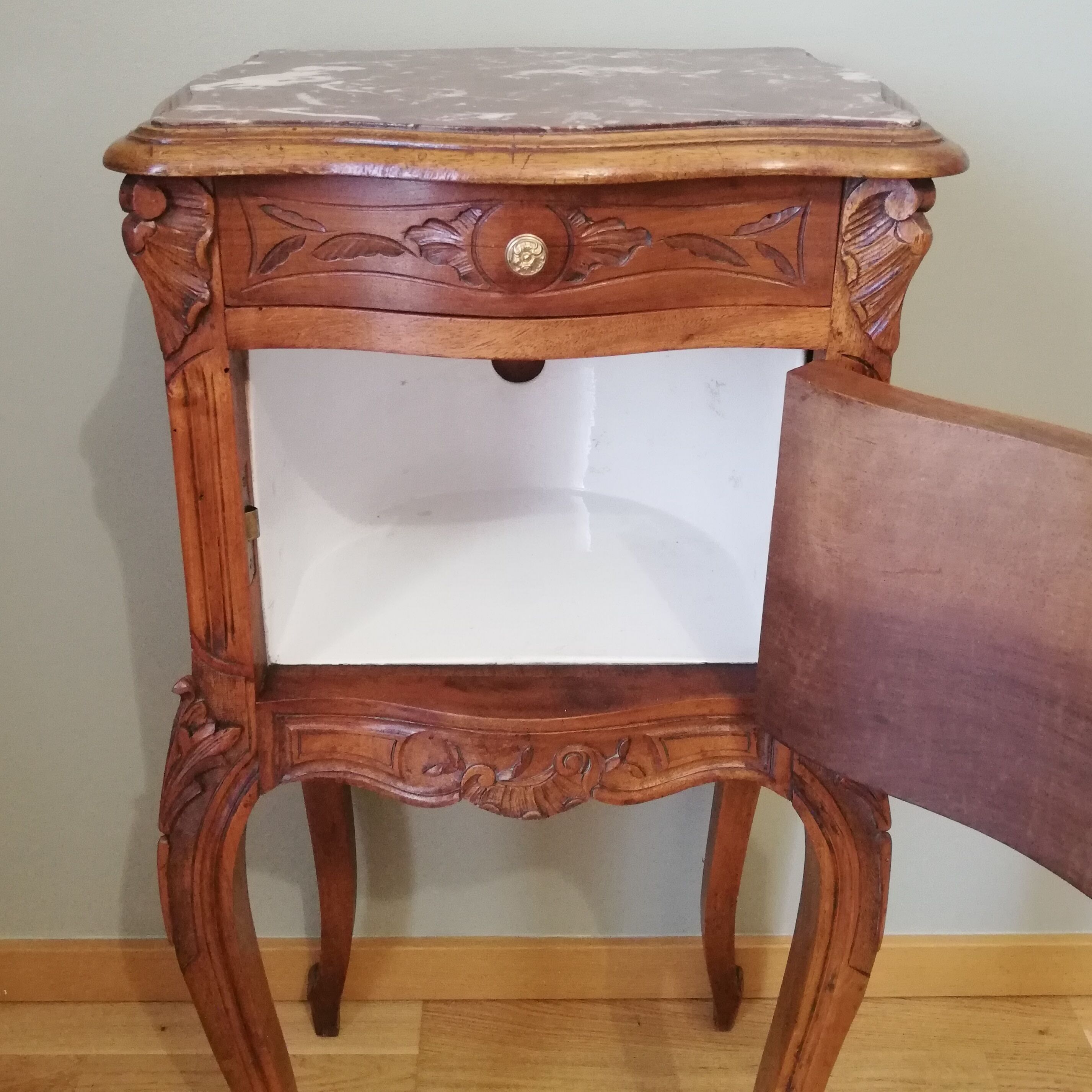 Table de chevet en bois et dessus marbre de style Louis XV