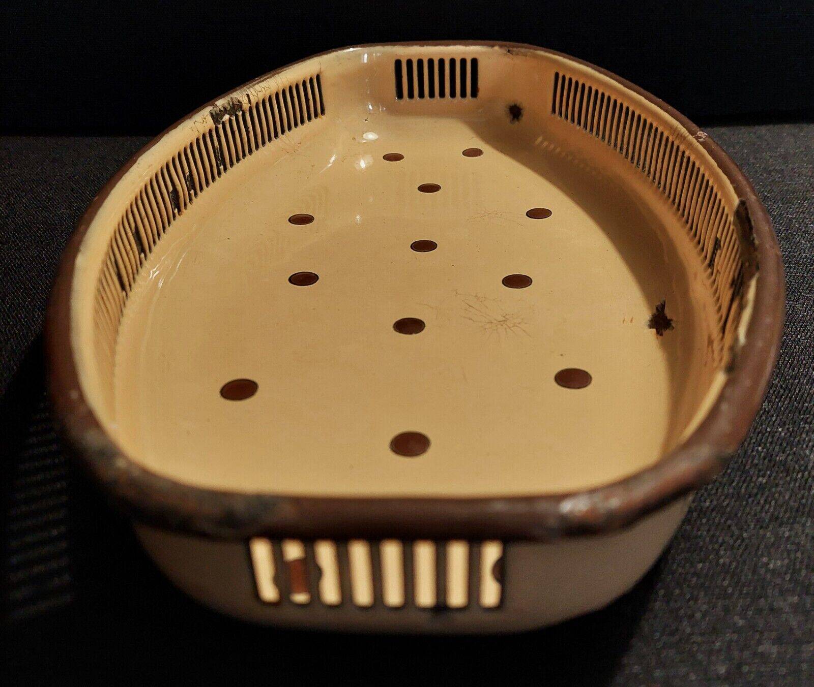 Bread basket in enameled sheet metal with brown dots, first half of the 20th century