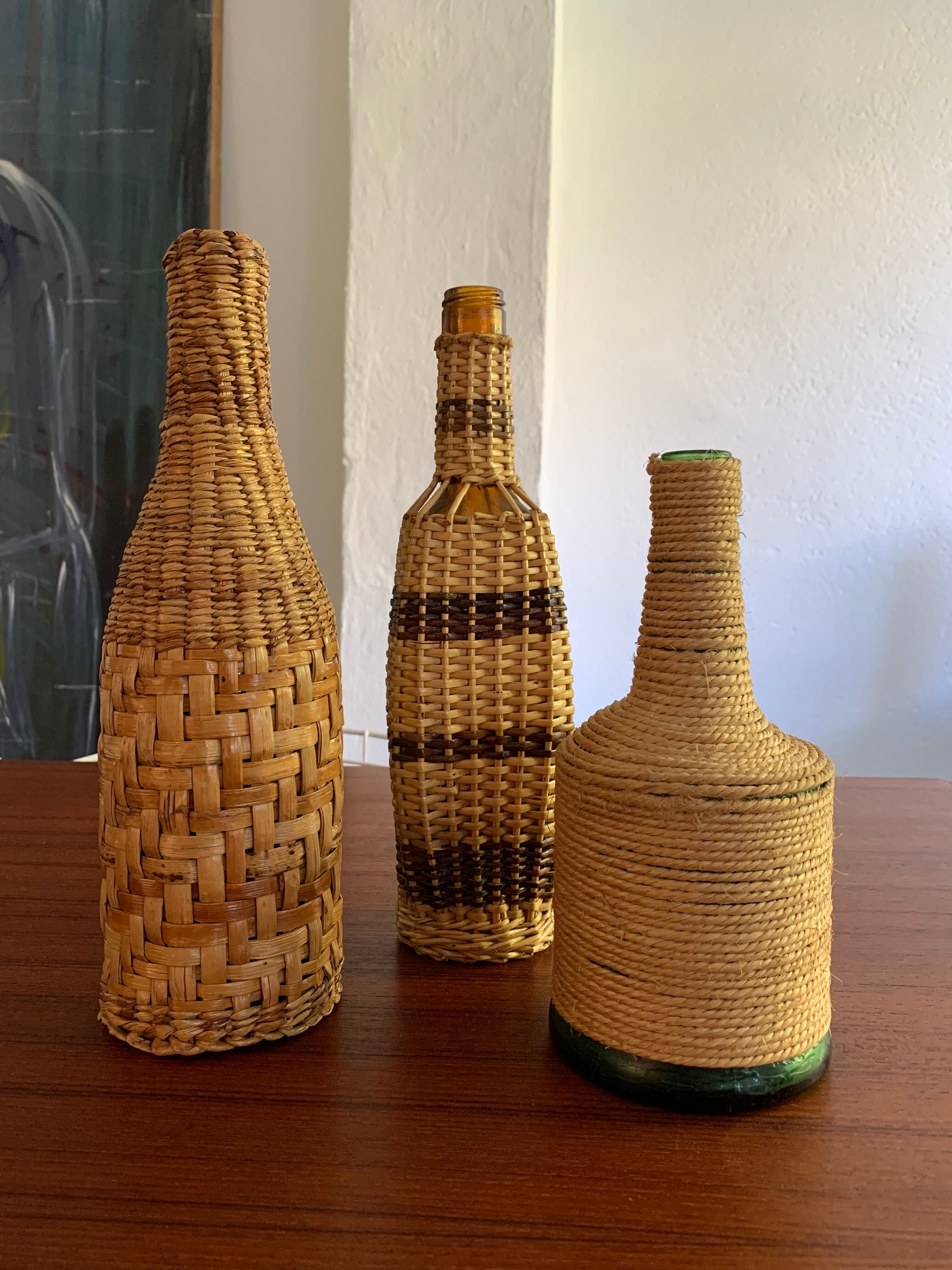 Trio de bouteilles vintage corde et osier