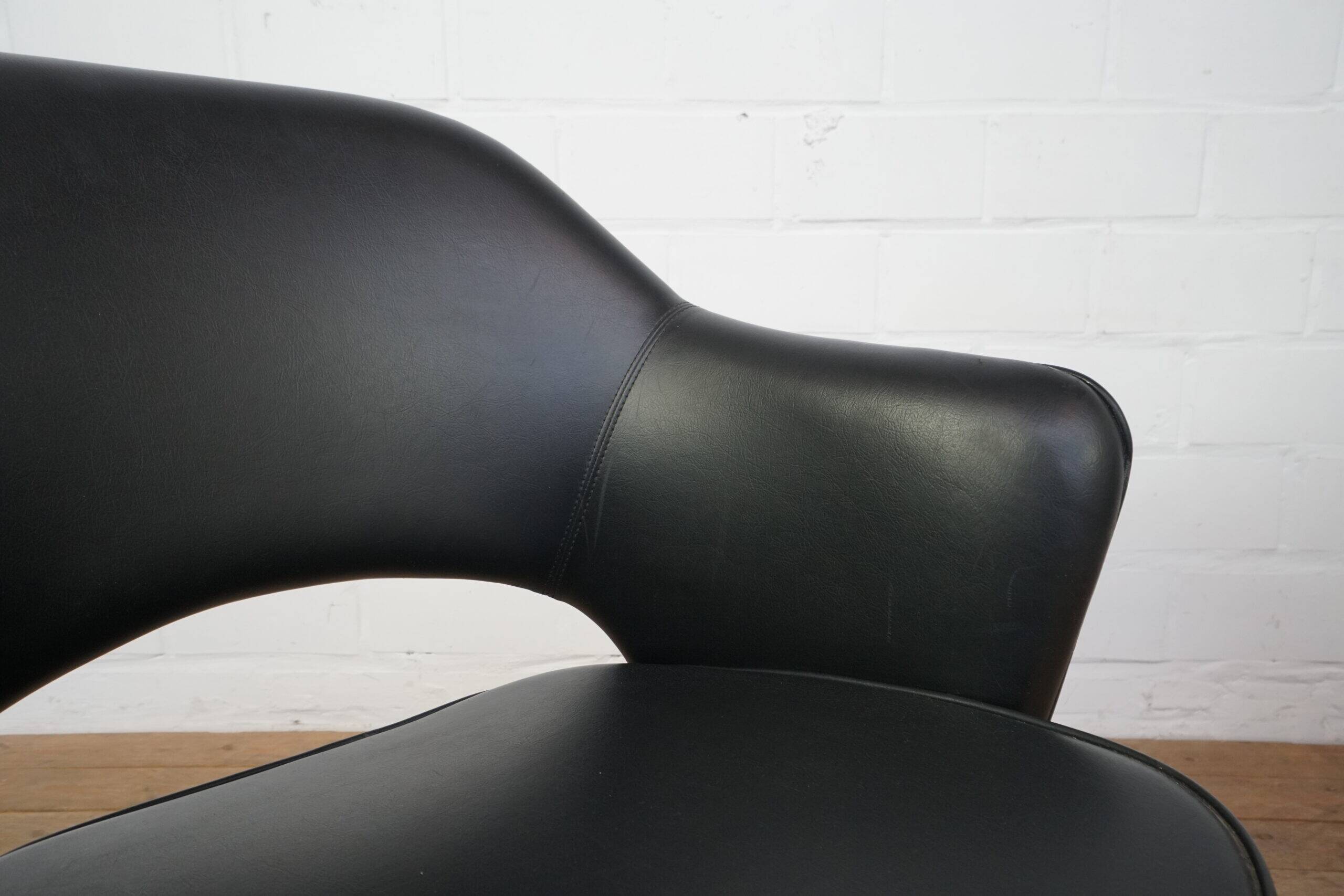 Ensemble de deux fauteuils en cuir Eero Saarinen pour Knoll