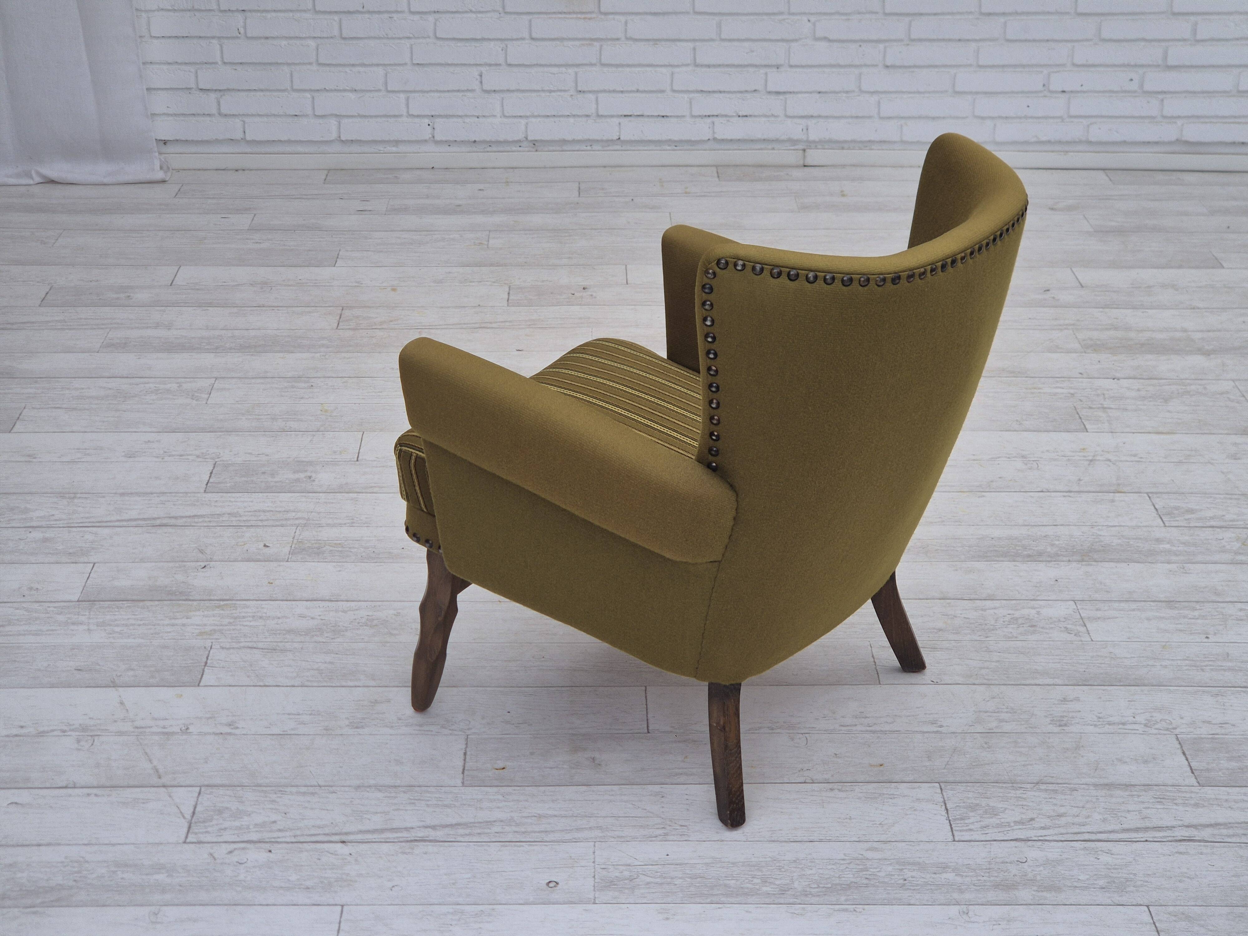Chaise longue danoise des années 1970, mobilier vert d'origine en laine, bois de chêne.