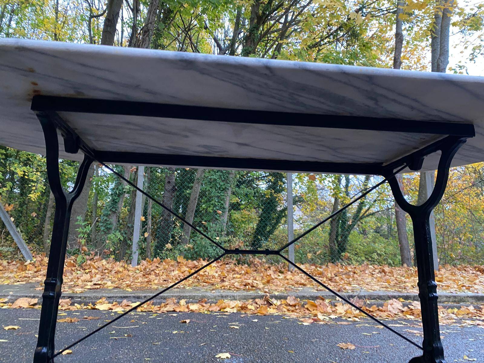 Table de bistrot marbre ovale et acier noire pétrole 4 couverts 140cm