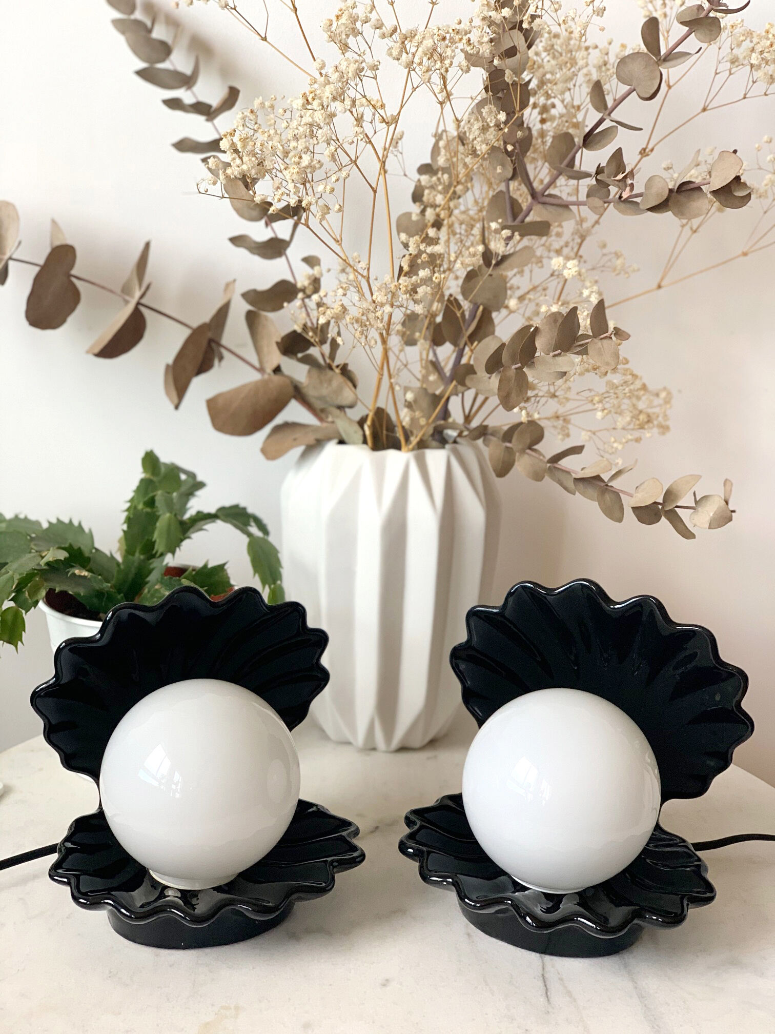 Black ceramic shell lamp