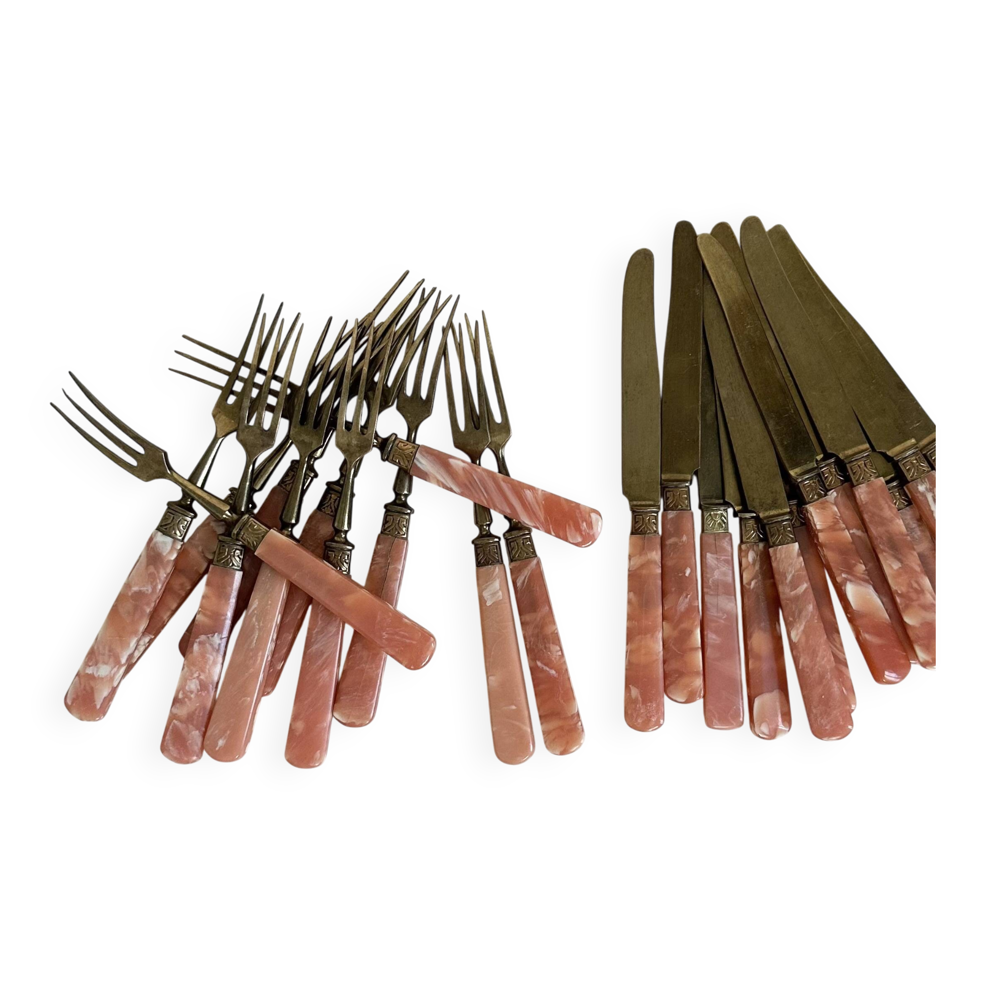 24-piece dessert service with pink mother-of-pearl handles.