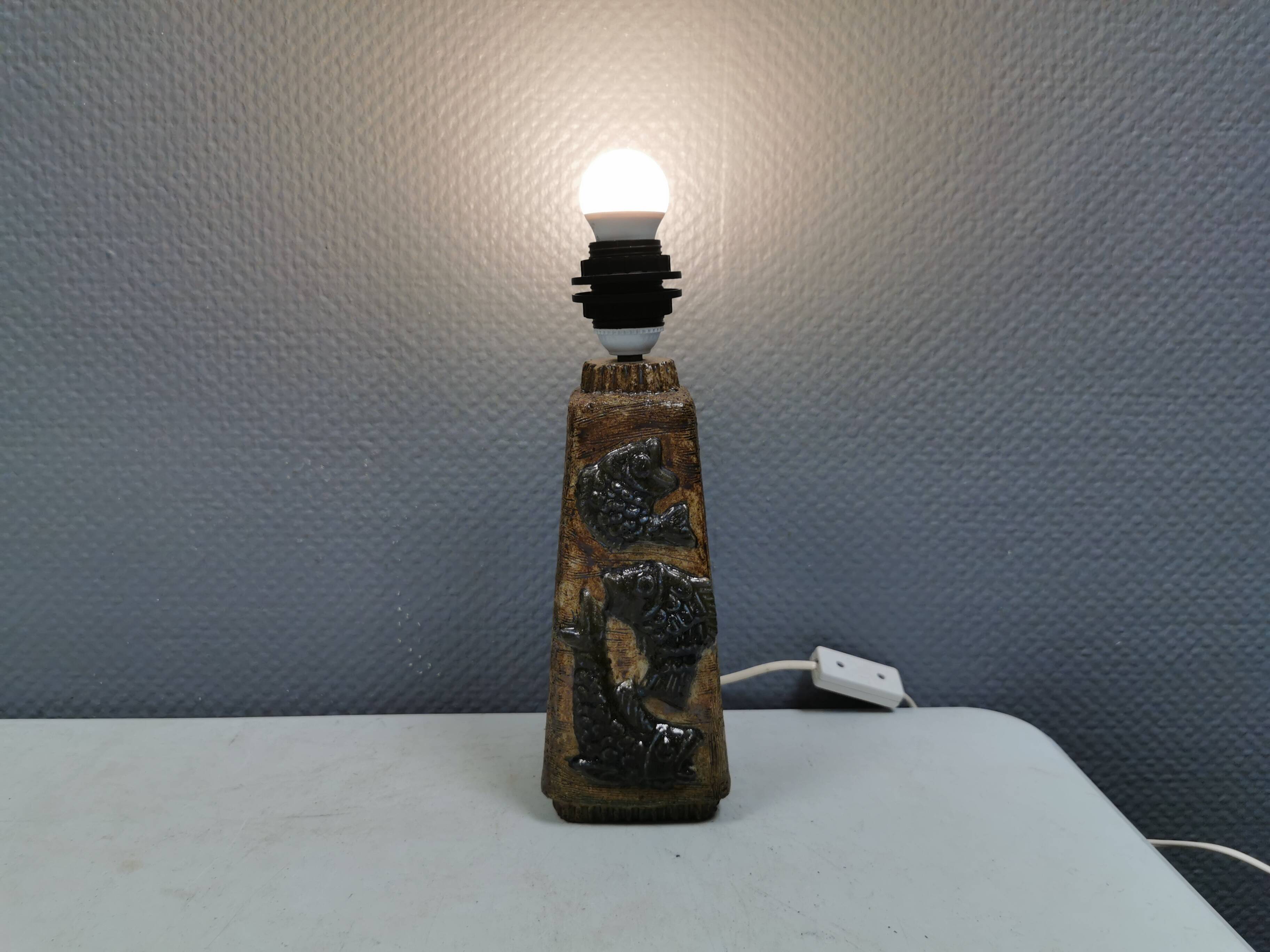 Lampe de table en céramique danoise avec motif de poisson par Willi Fischer dans les années 1970.