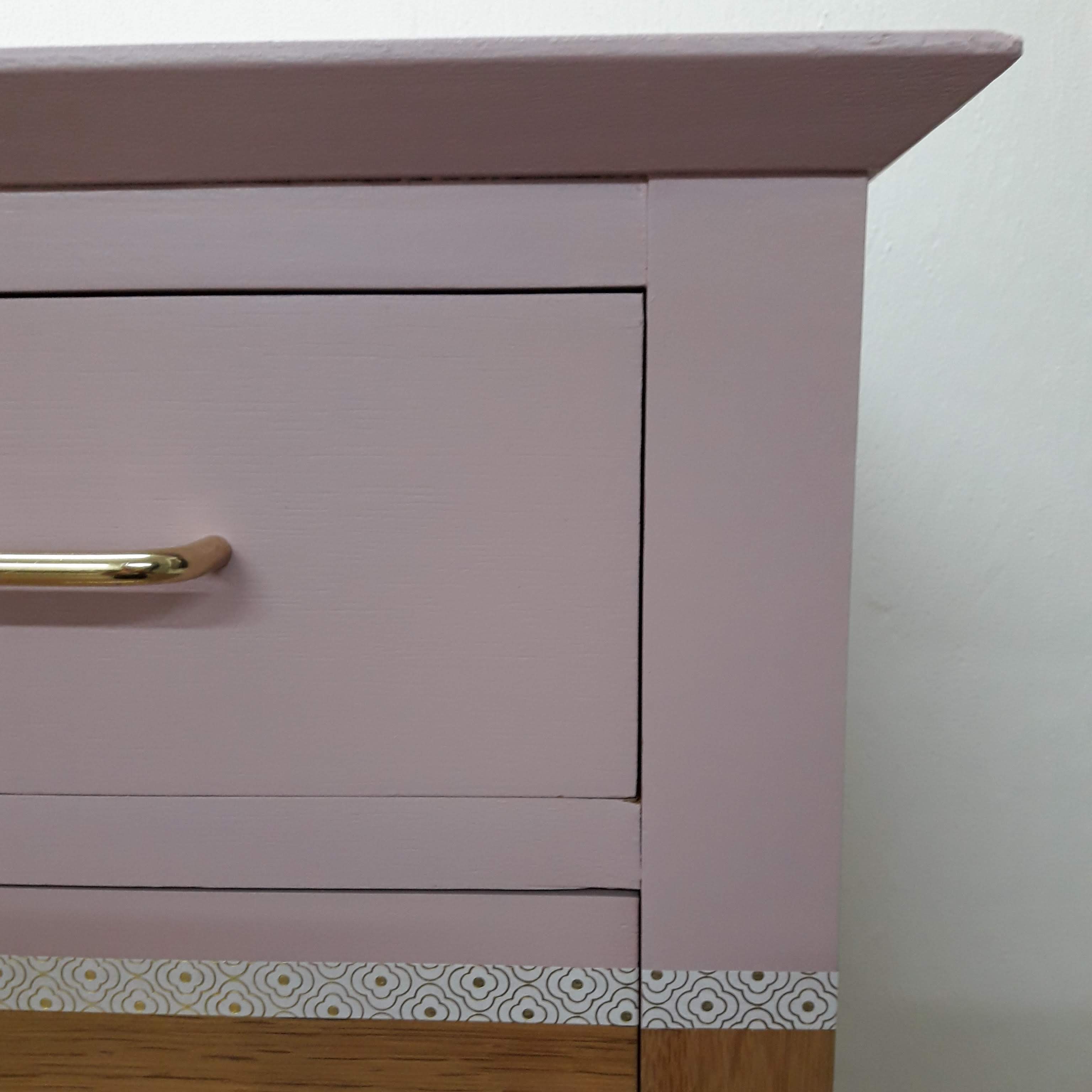 Commode vintage rénovée rose dorée