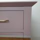 Commode vintage rénovée rose dorée