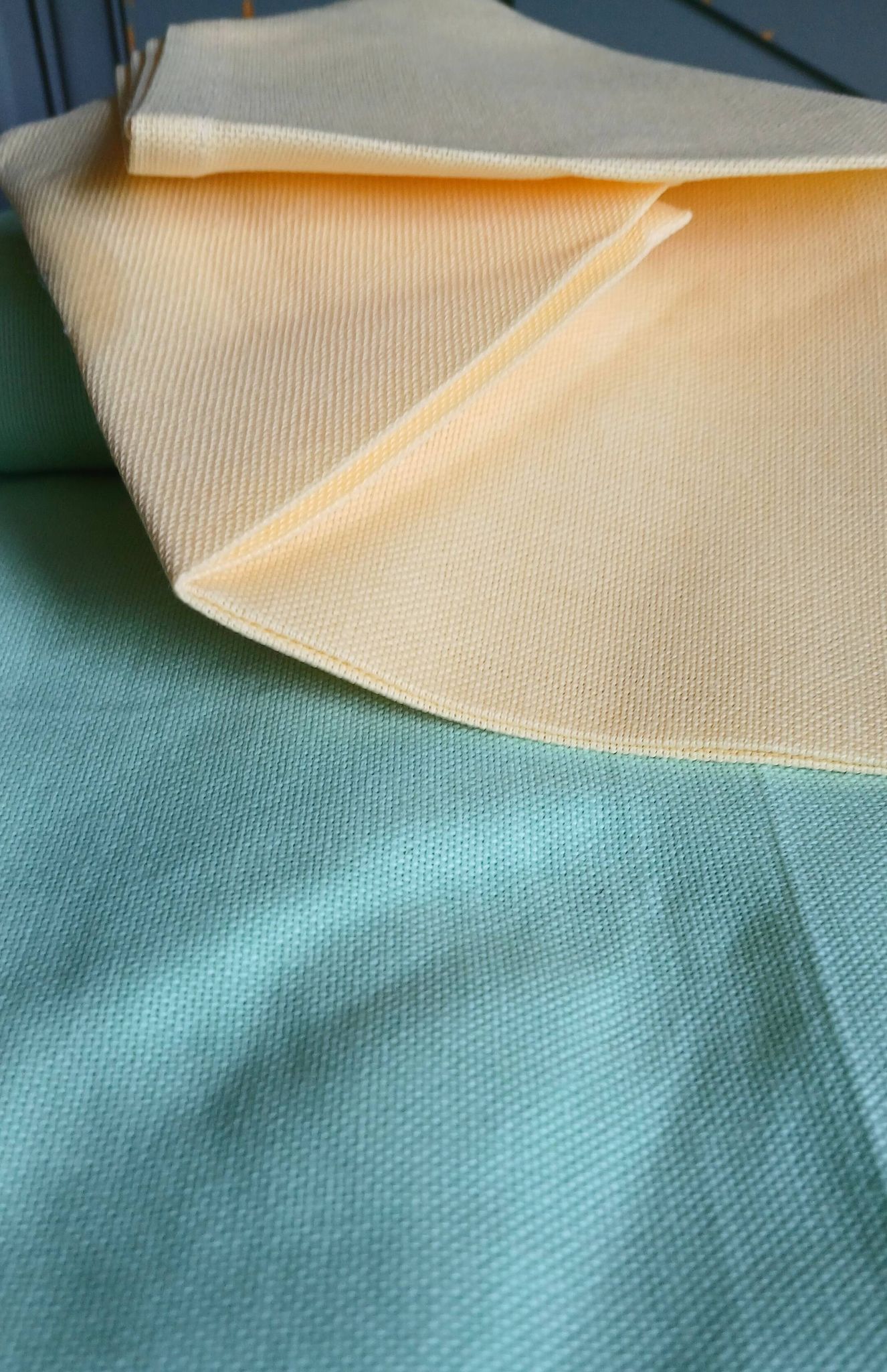Water green tablecloth & 6 yellow napkins. France around 1980.
