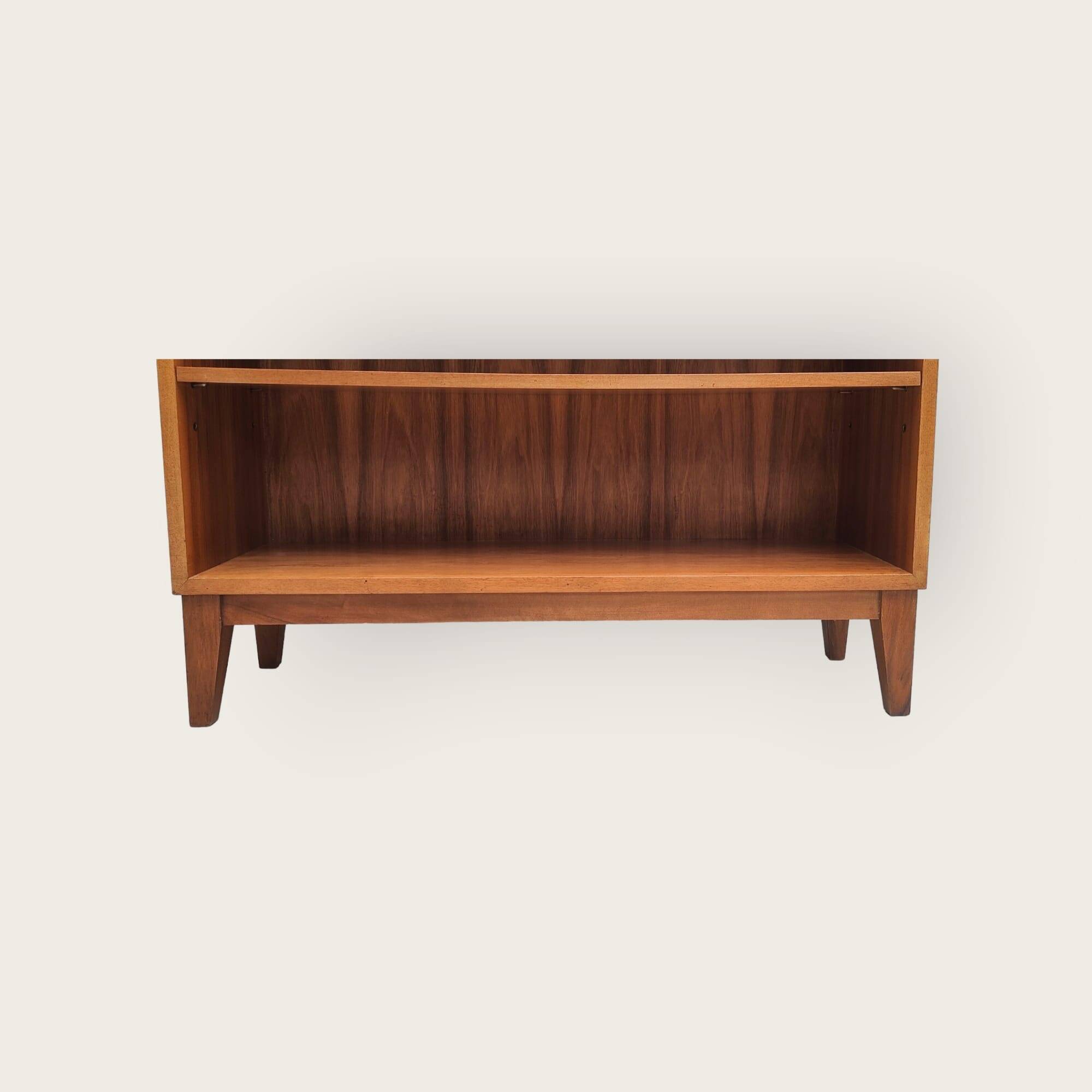 Bibliothèque du milieu du siècle