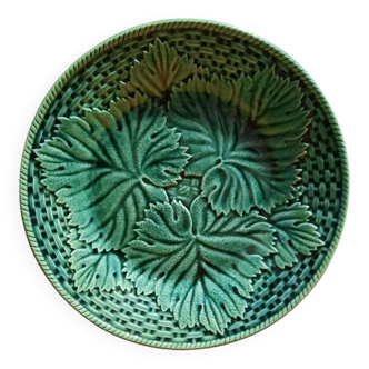 Assiette en barbotine verte estampillée GIEN