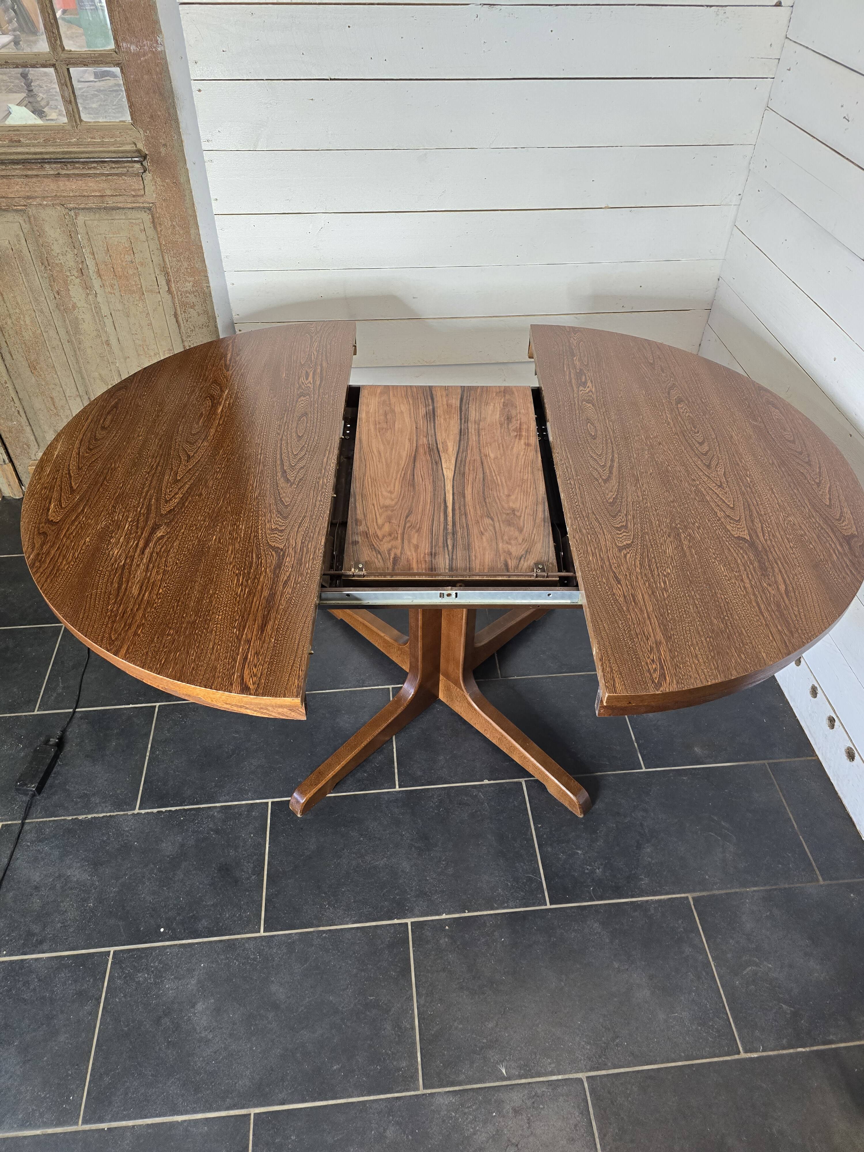 Vintage extendable round table from the 60s