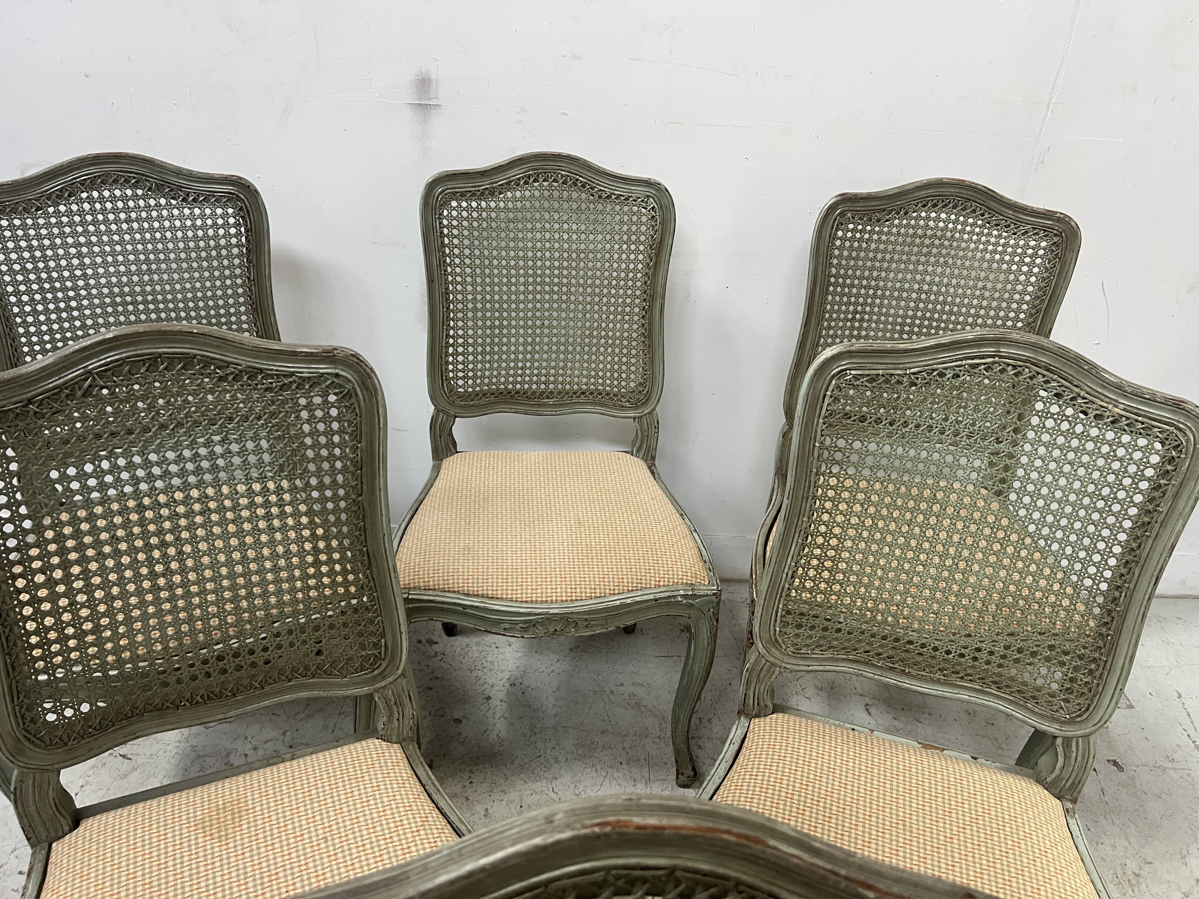 Suite de six chaises de style Louis XV en hetre laqué XX siècle