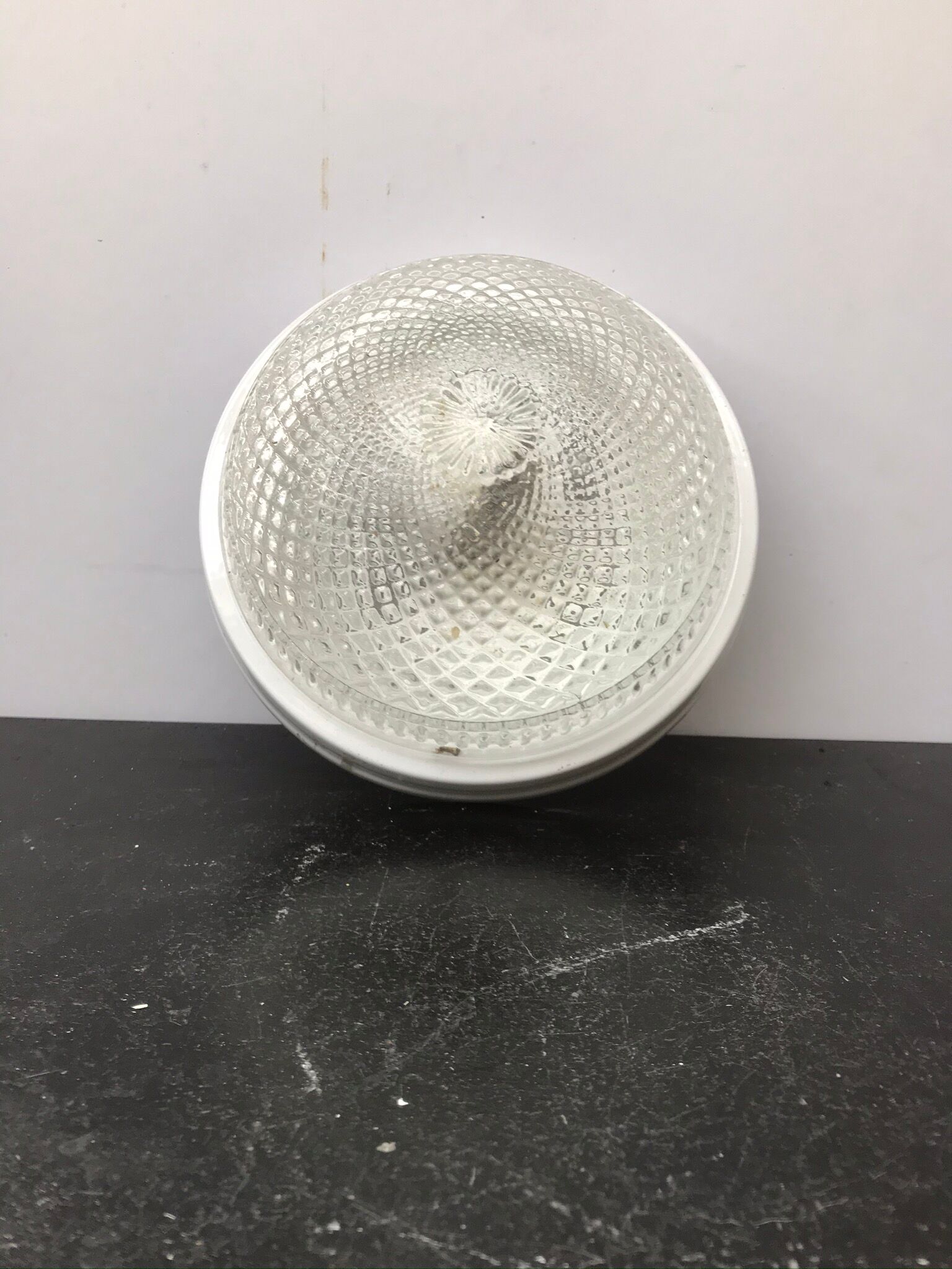 Platfonr Applied Rond Moulded Glass - Vintage White Metal Support