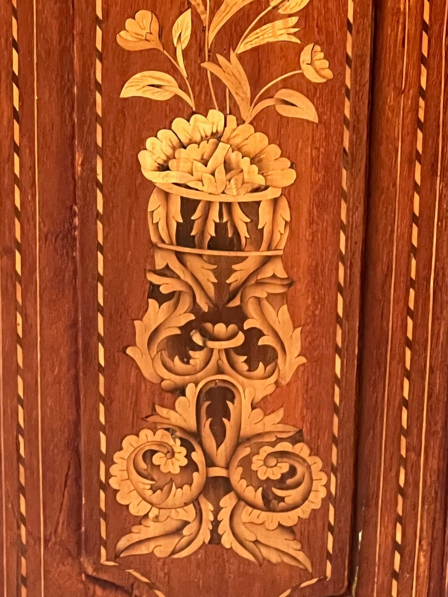 Renaissance display case. Dutch marquetry with floral motifs.