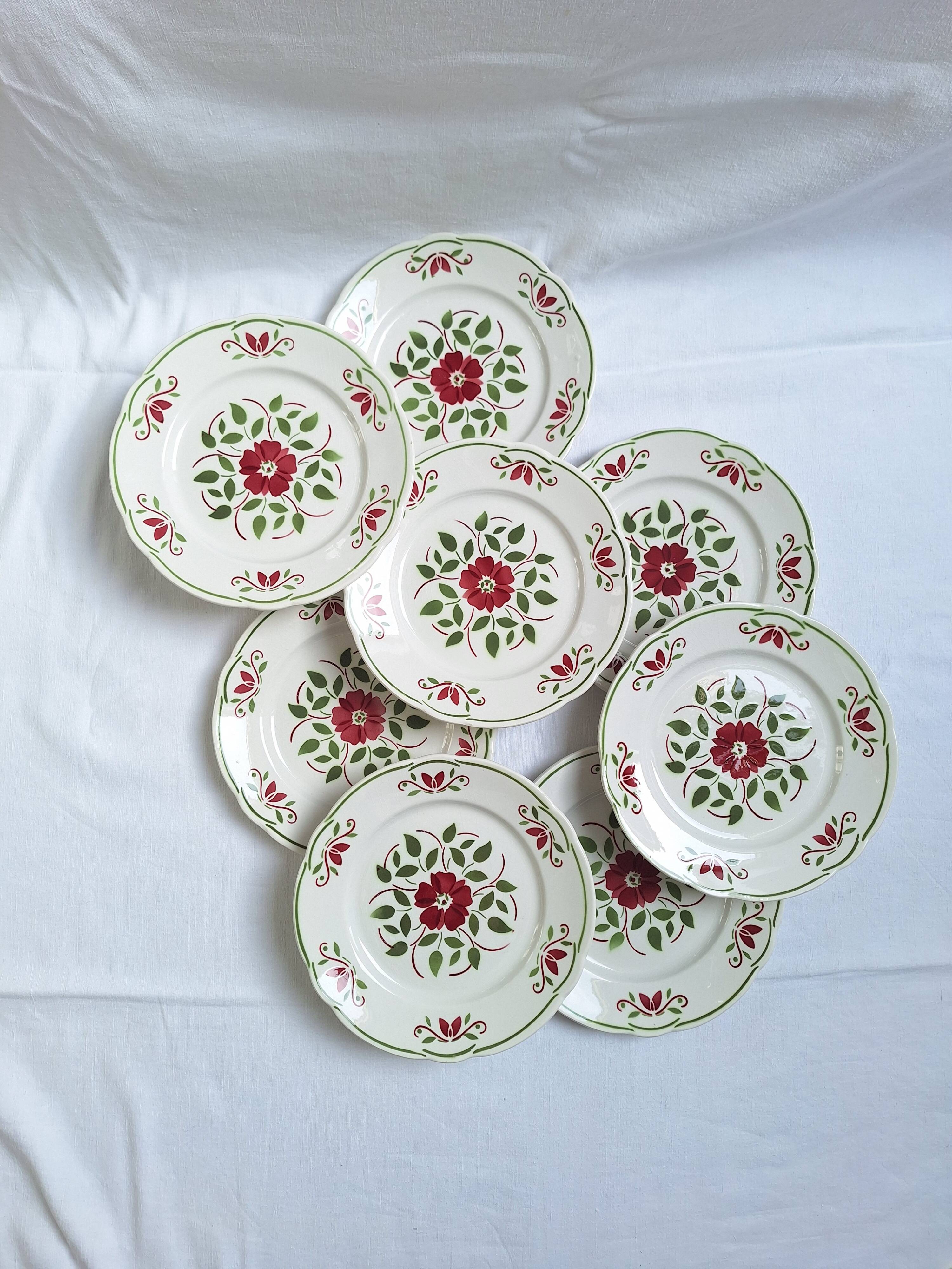 Assiettes plates vertes et bordeaux des années 50's