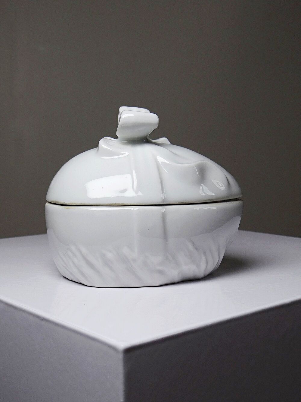 Jewellery box or Easter sweet jar in white porcelain Apilco Deshoulières