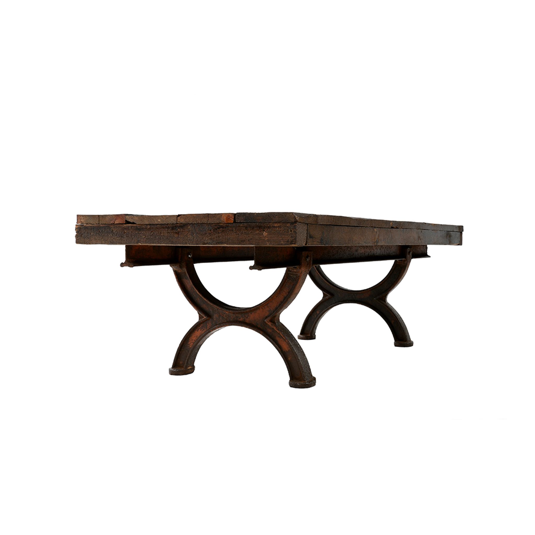 Table basse en fonte et bois