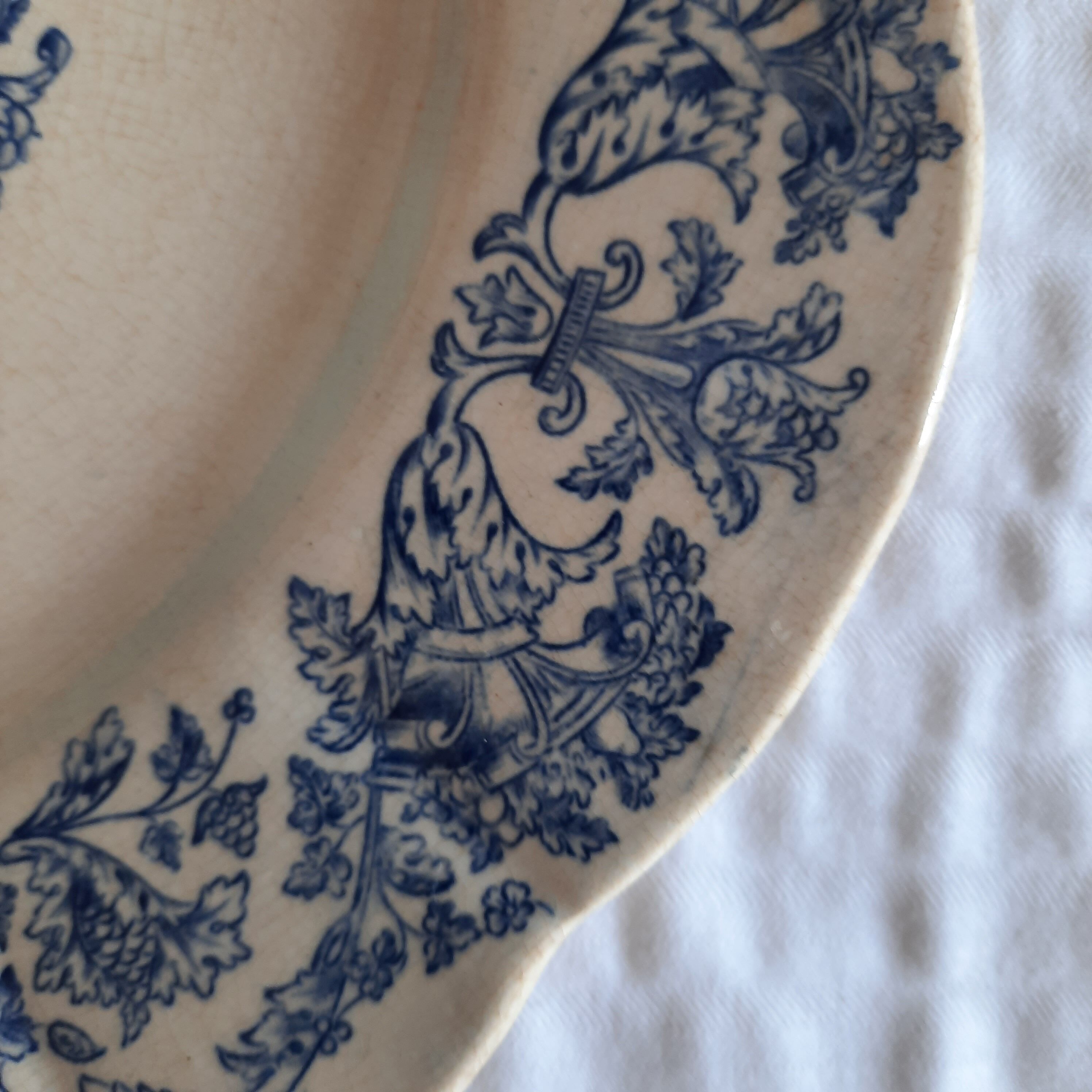 Plate faiencerie de Longchamp