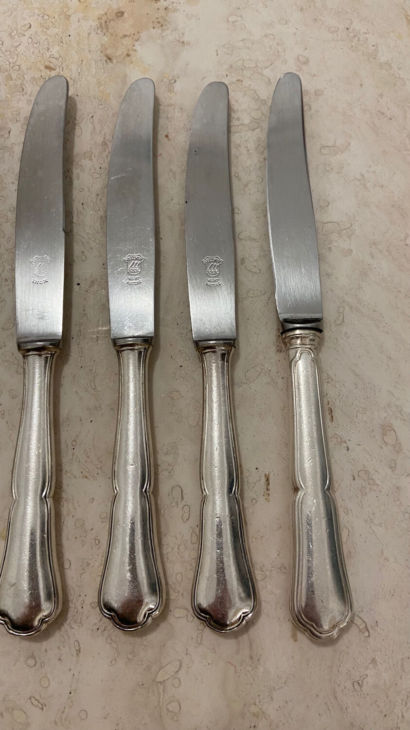 Set of 8 cheese knives in silver metal