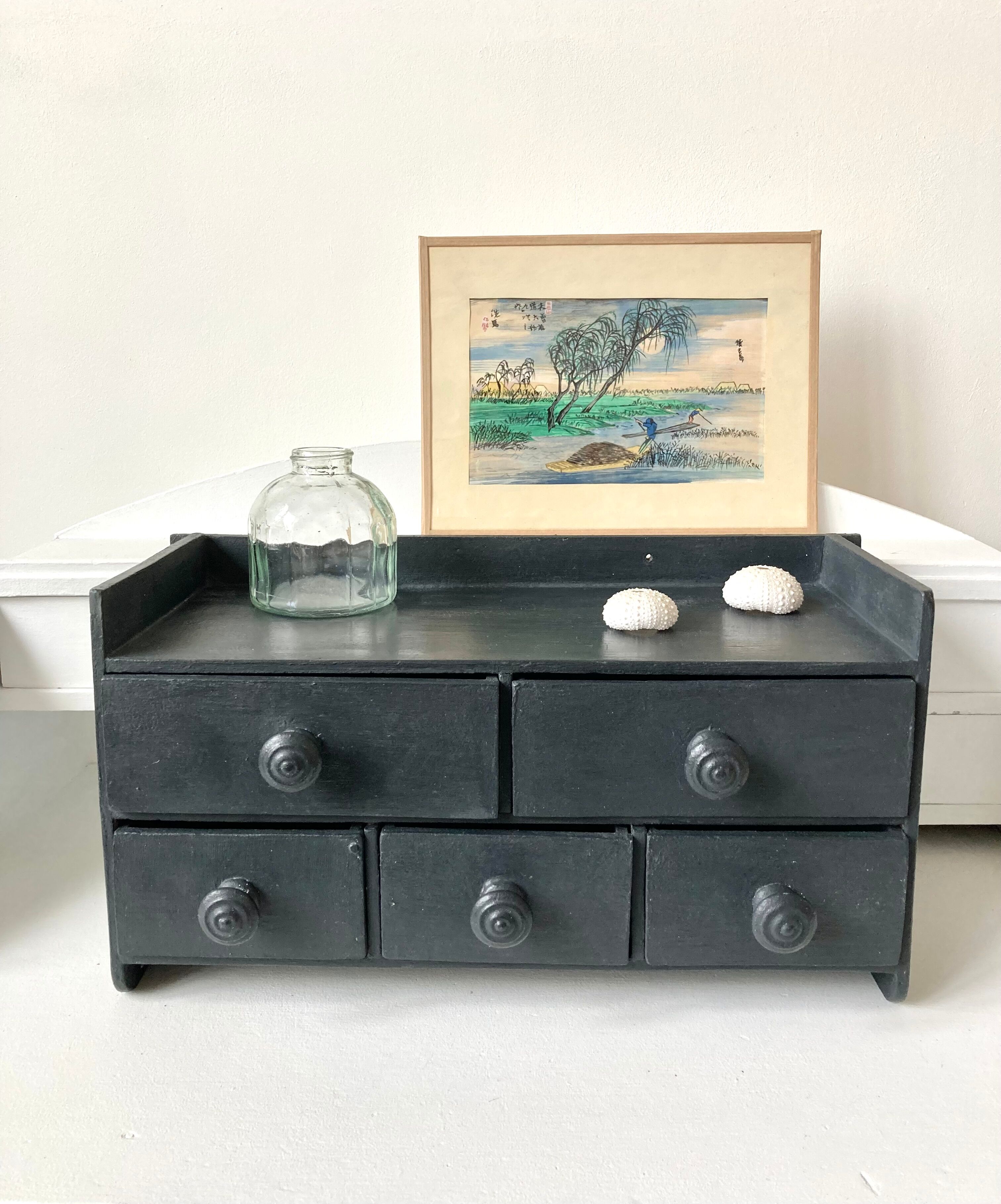 Drawer shelf with lockers