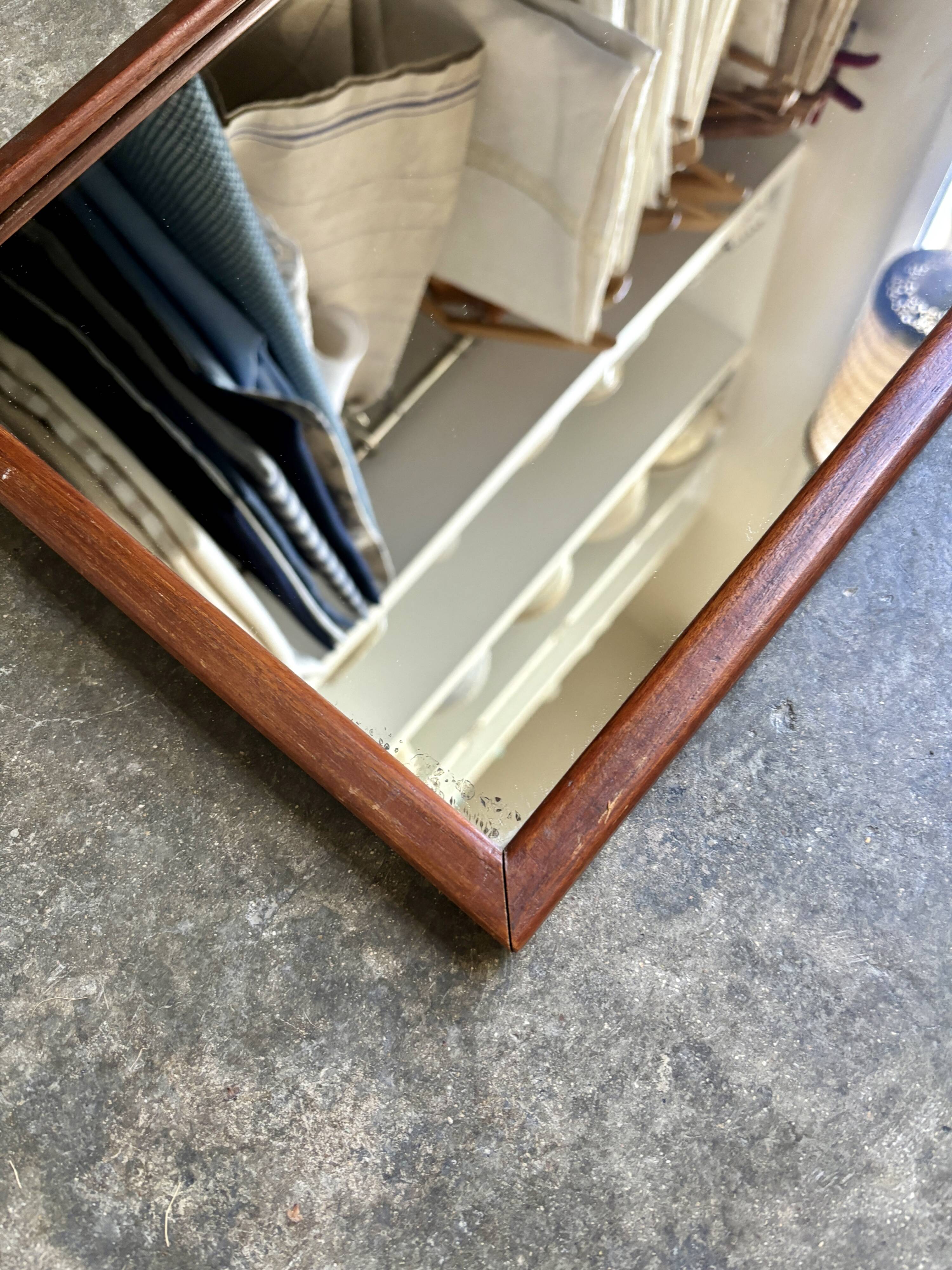 Dark wooden mirror ☐ 40 x 29.5 cm