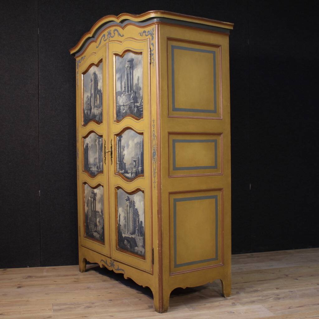 Petite armoire piémontaise laquée, dorée et peinte du 20e siècle.