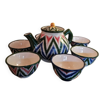 Teapot and six bowls