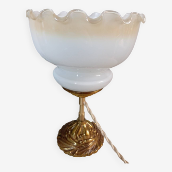 Lampe à poser pied bronze doré, globe opaline blanc à froufrou crème, style art deco