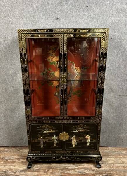 20th century China: Pretty bookcase in lacquer, hard stone and mother-of-pearl with three glazed sides