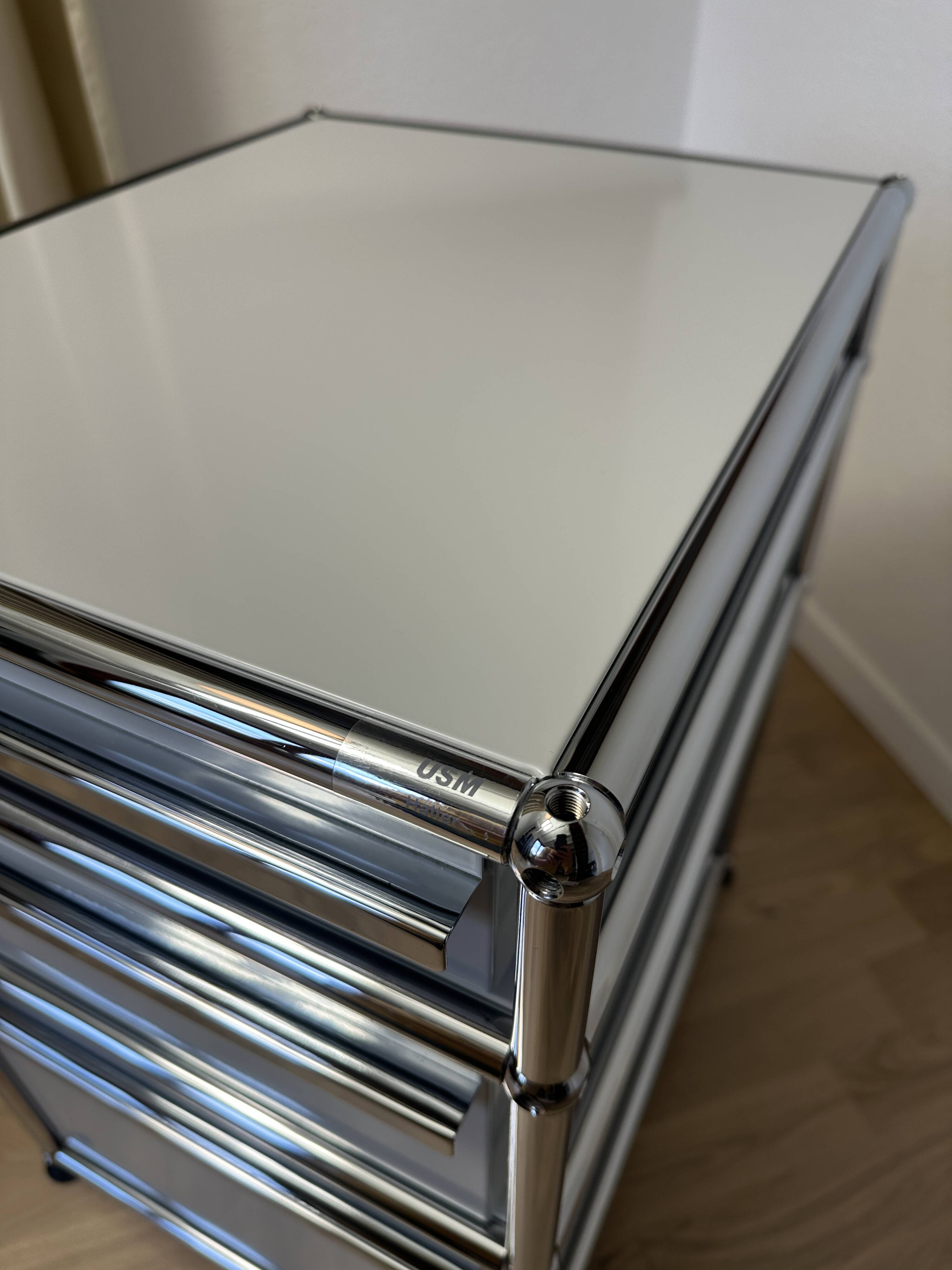 USM Haller pedestal in light grey