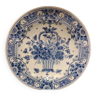 Assiette Delft à décor des fleurs