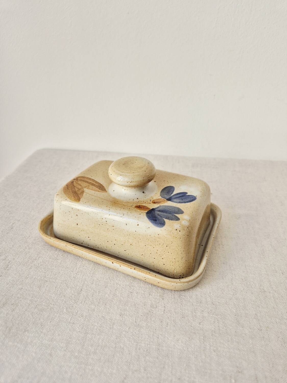 Beurrier en grès décoration florale '70s - Grès du Marais Vintage